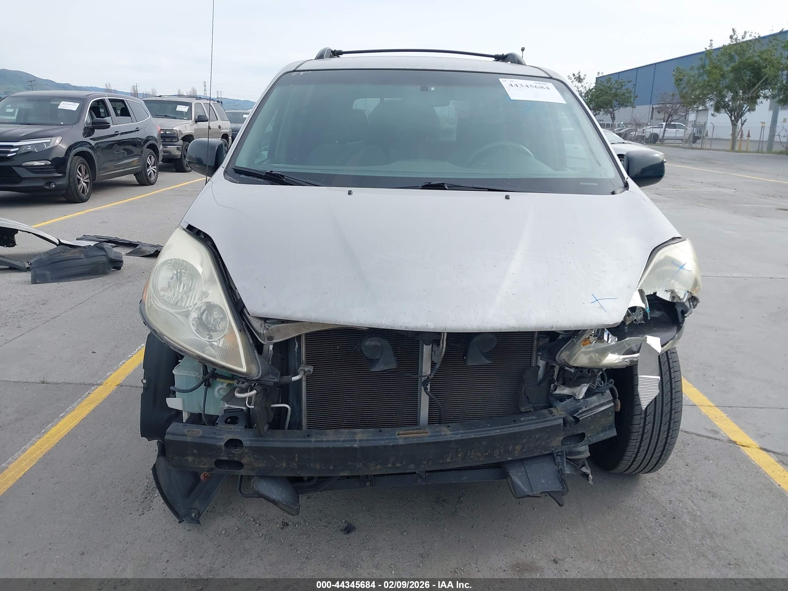 TOYOTA SIENNA image 6