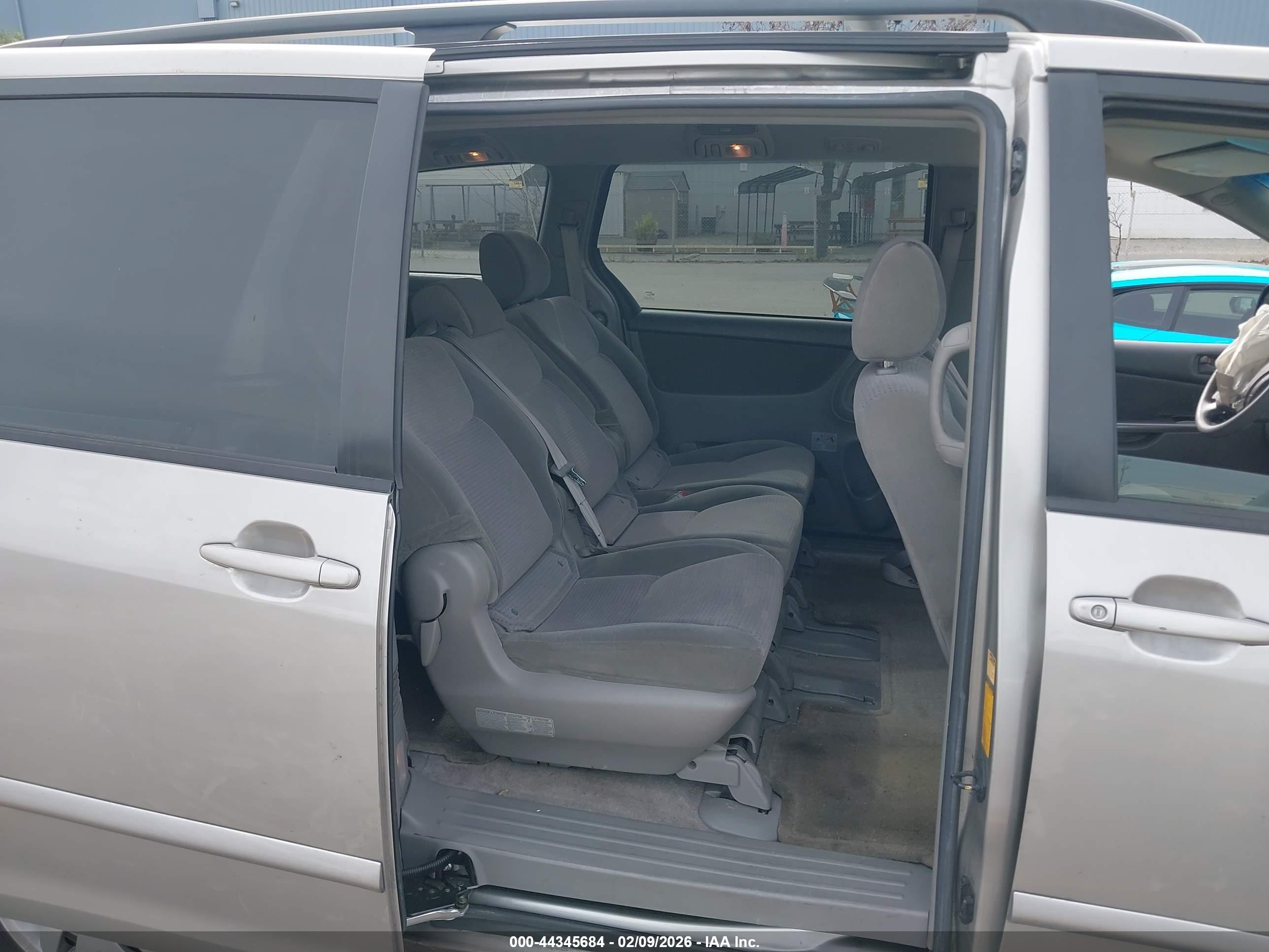 TOYOTA SIENNA image 8