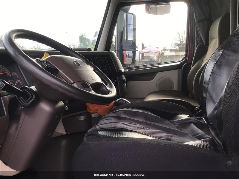 VOLVO VNL image 5