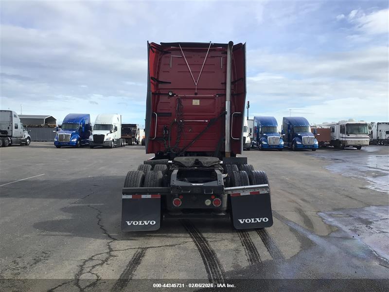 VOLVO VNL image 8
