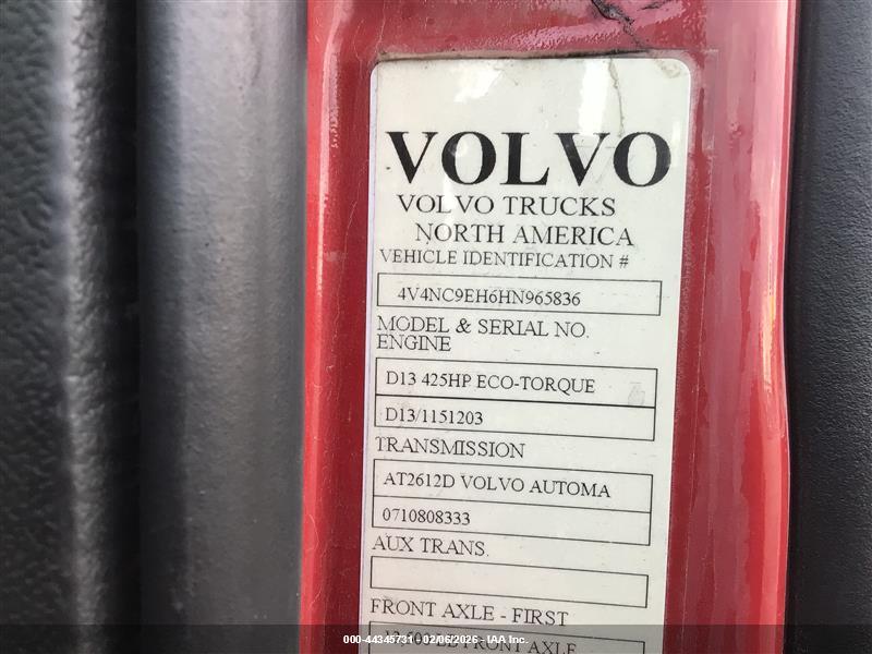 VOLVO VNL image 9
