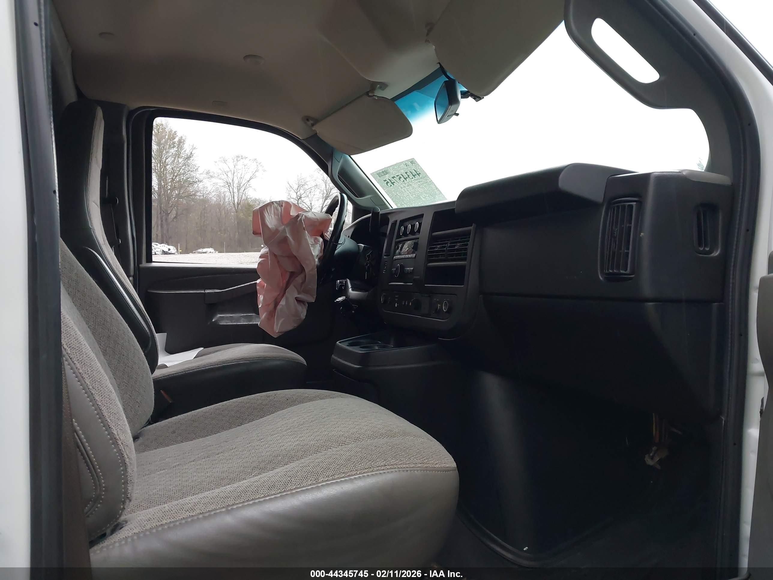 CHEVROLET EXPRESS image 5
