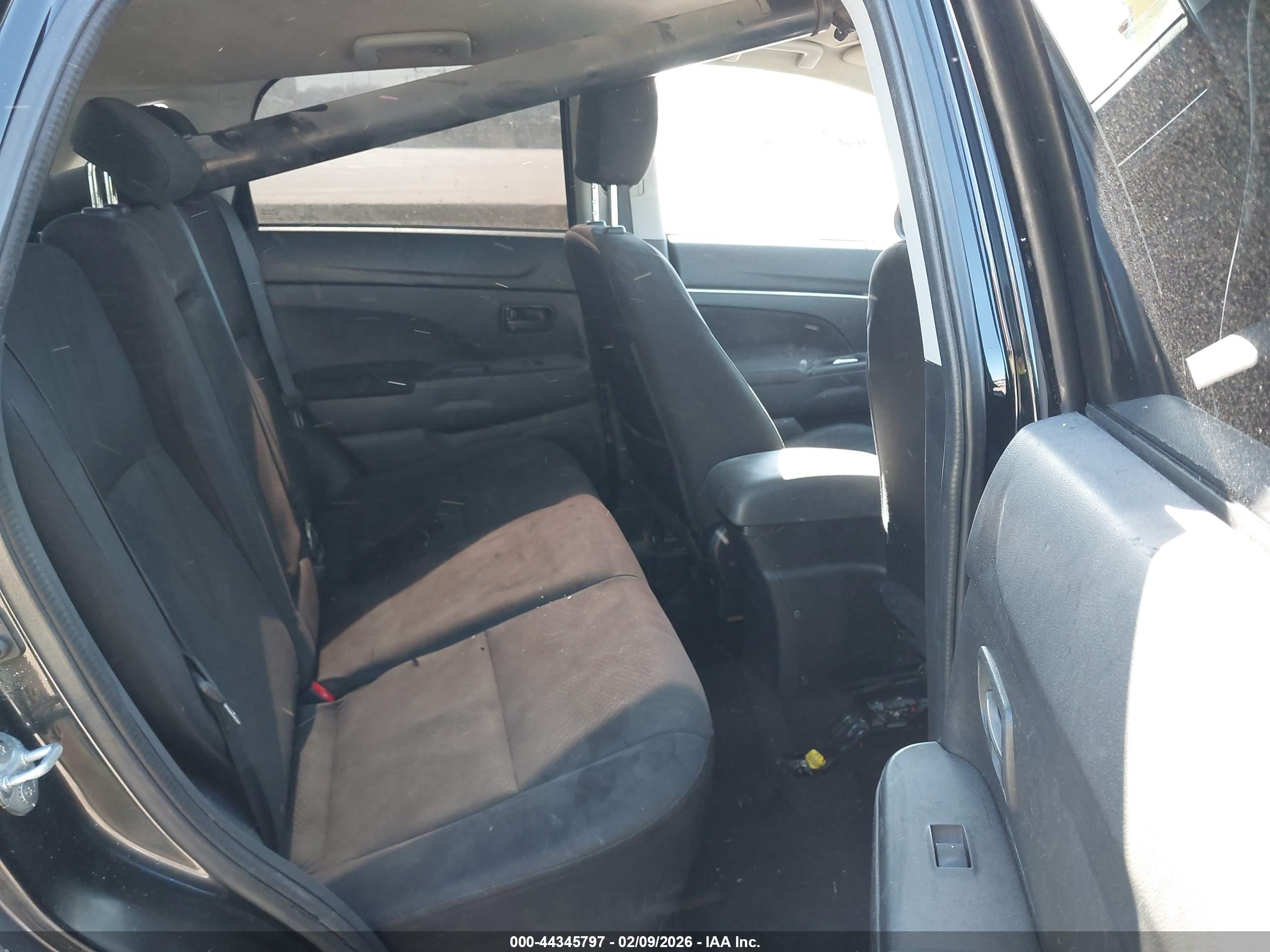 MITSUBISHI OUTLANDER image 8