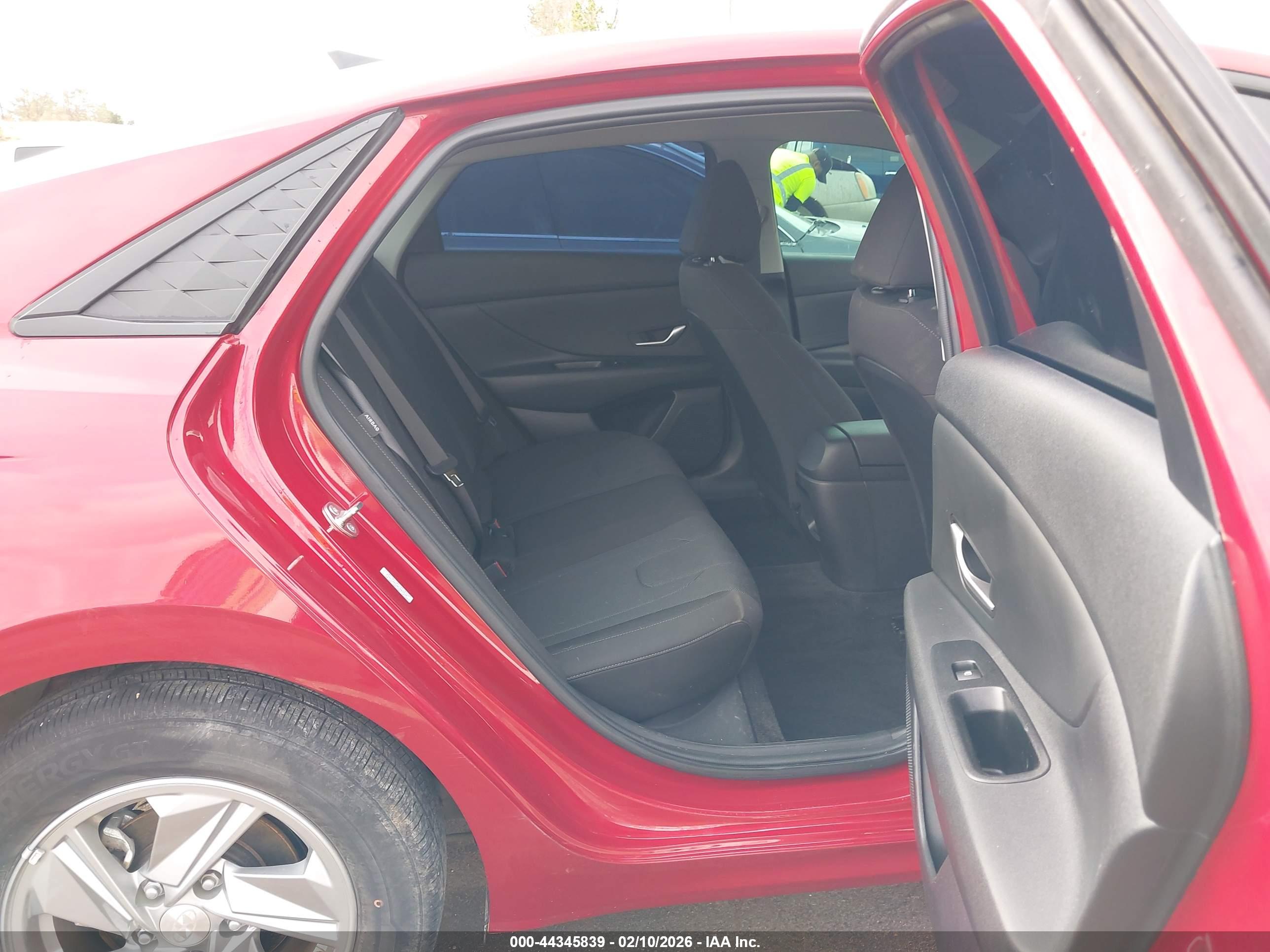 HYUNDAI ELANTRA image 8