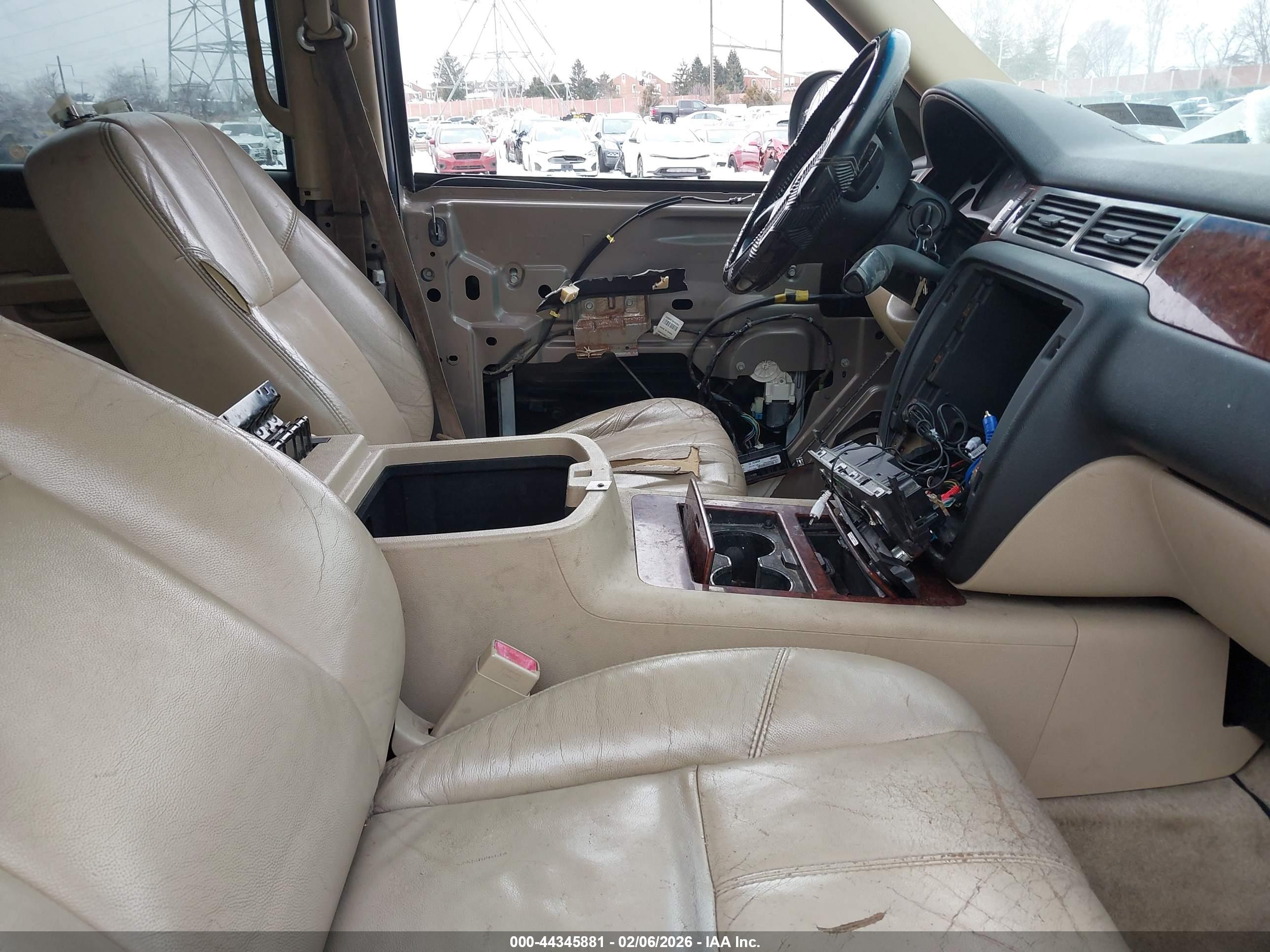 CHEVROLET SUBURBAN image 5