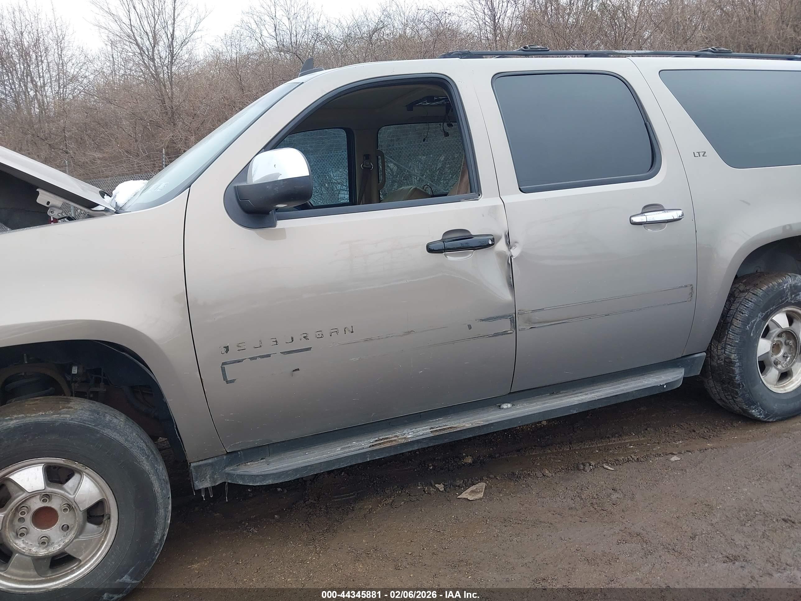 CHEVROLET SUBURBAN image 6