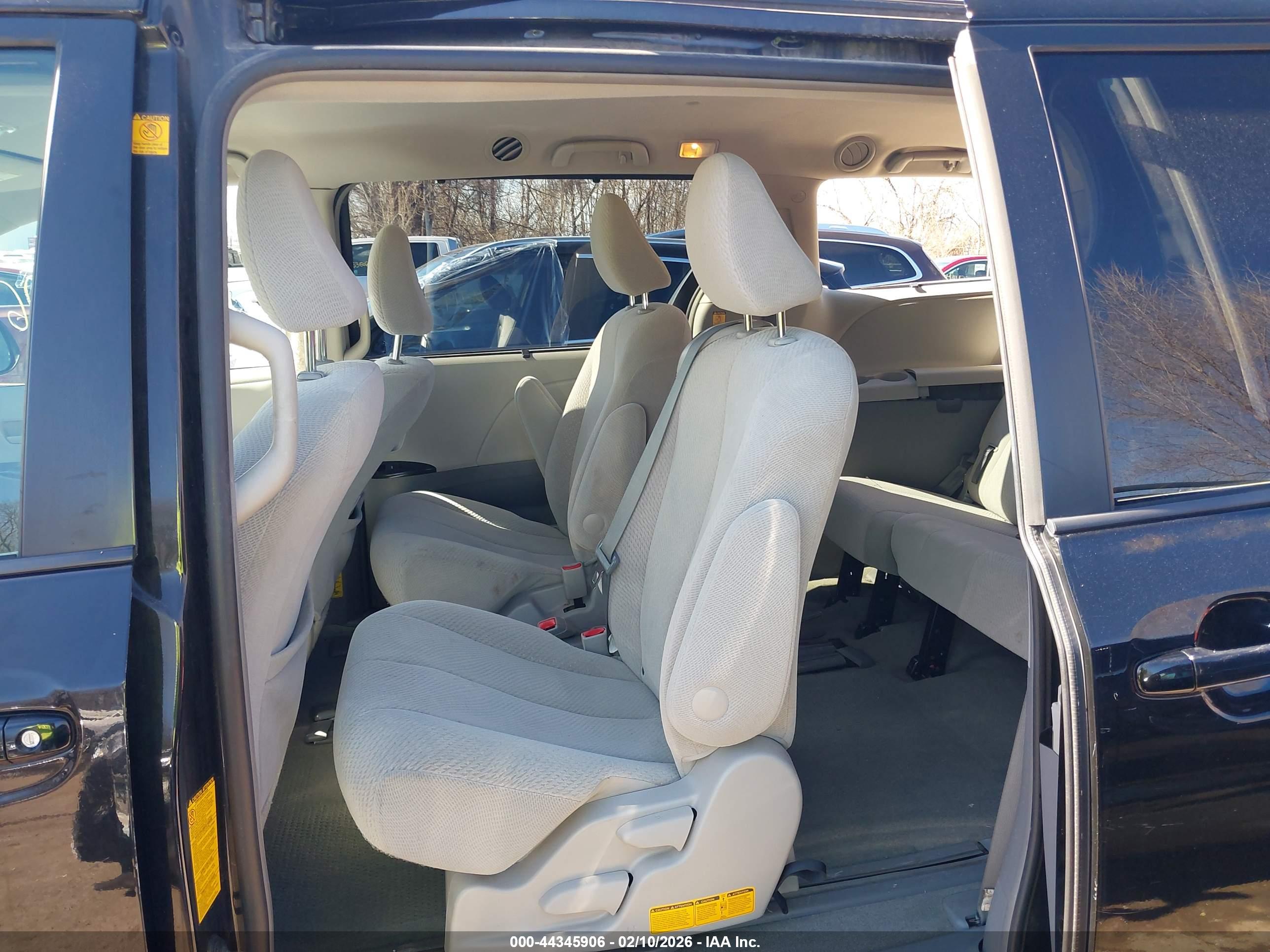 TOYOTA SIENNA image 8