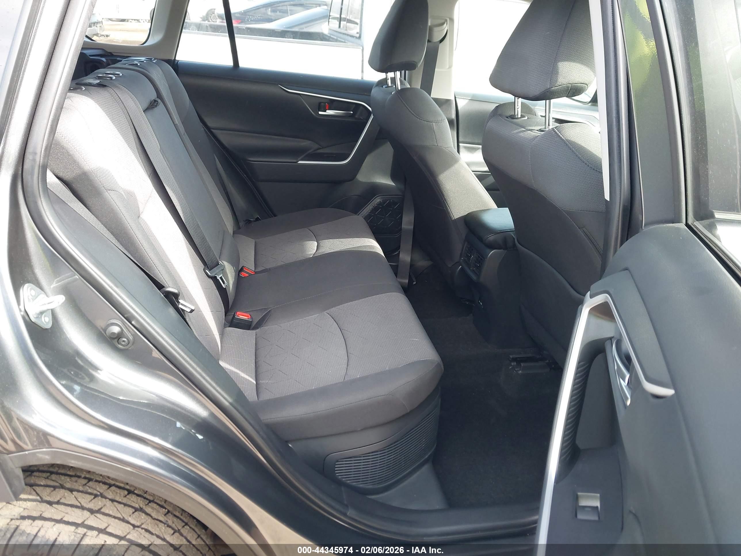 TOYOTA RAV4 image 8