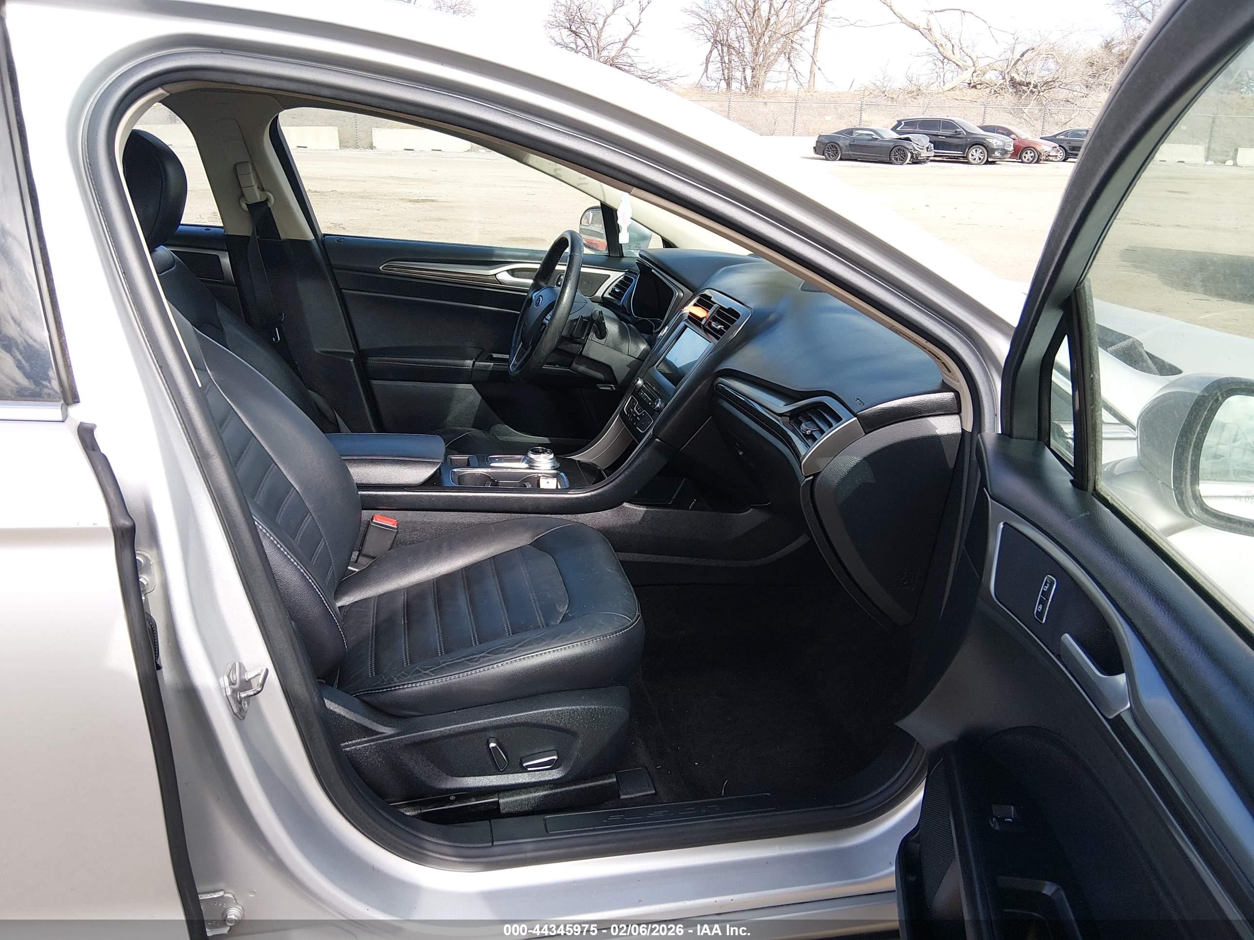FORD FUSION image 5