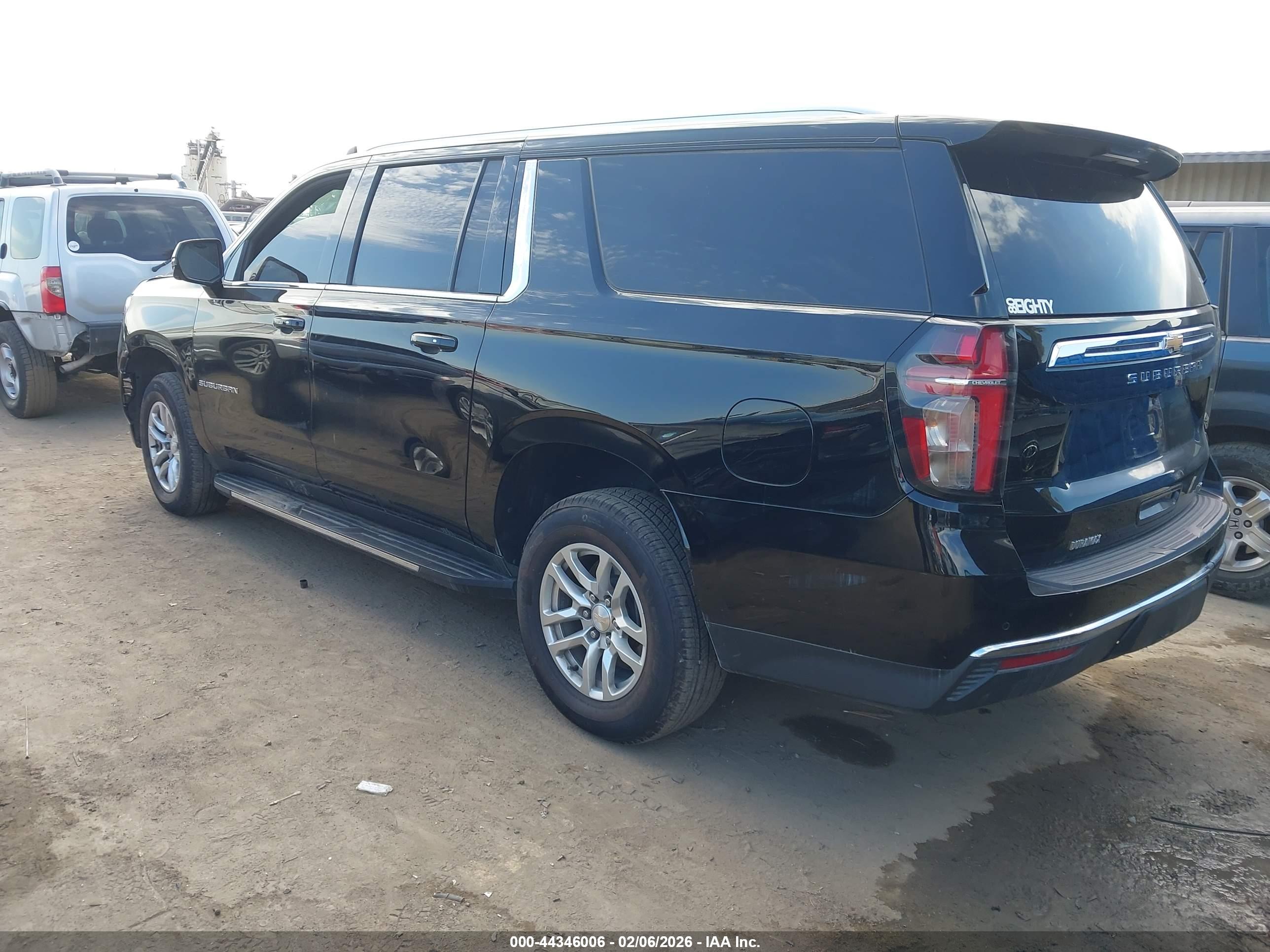 CHEVROLET SUBURBAN image 3