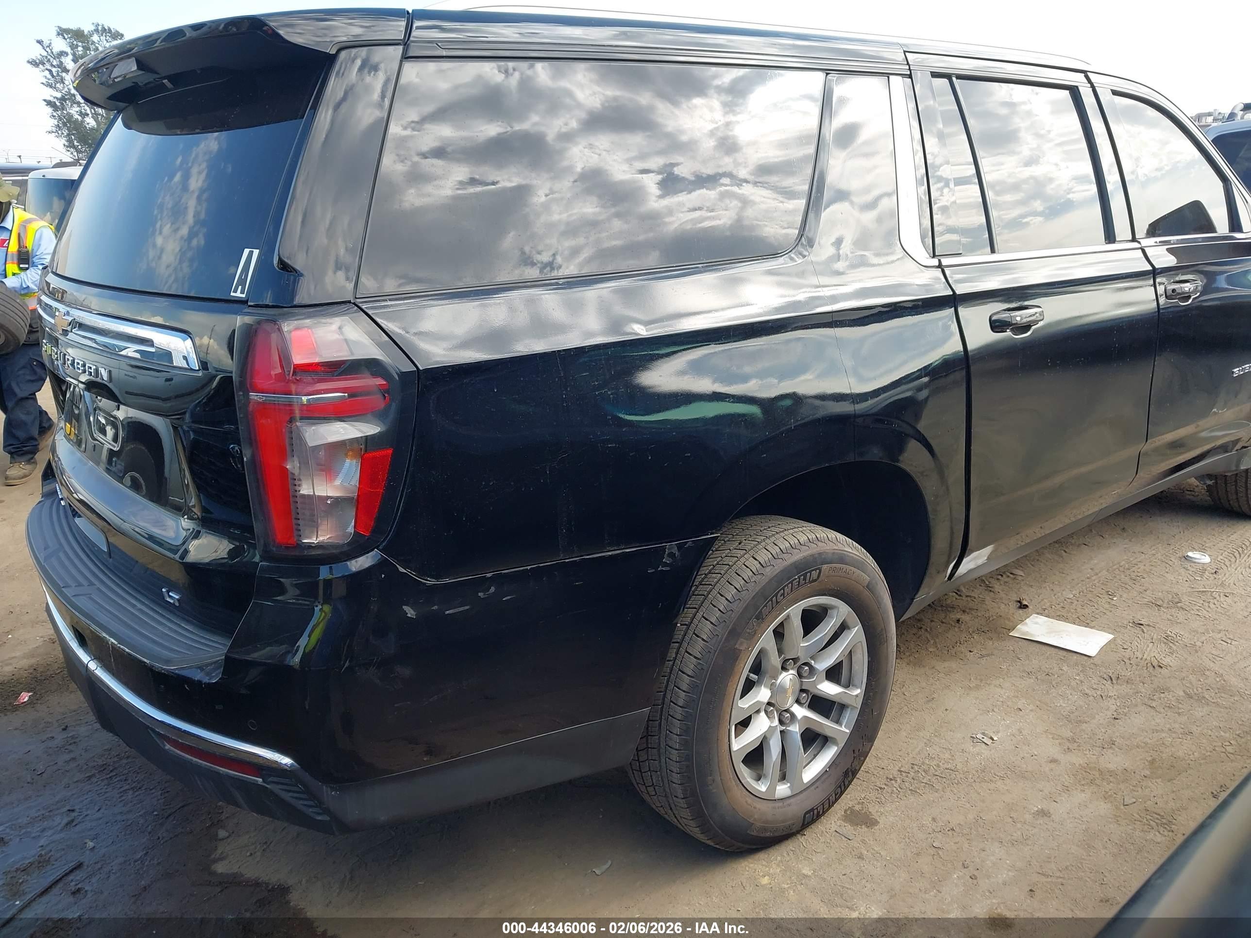 CHEVROLET SUBURBAN image 4