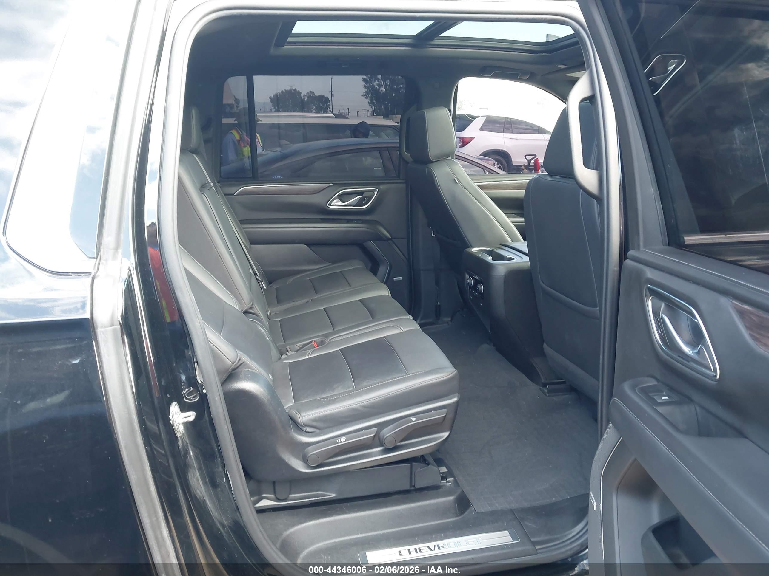 CHEVROLET SUBURBAN image 8
