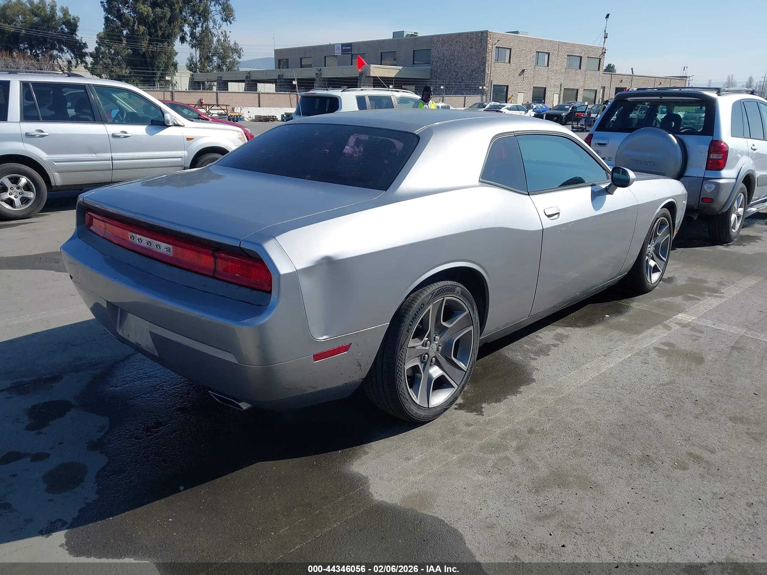 DODGE CHALLENGER image 4