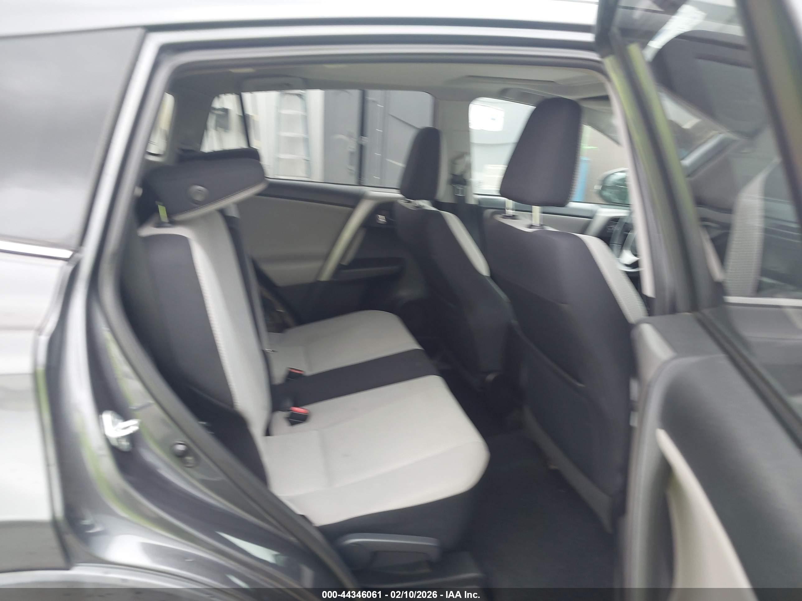 TOYOTA RAV4 image 8