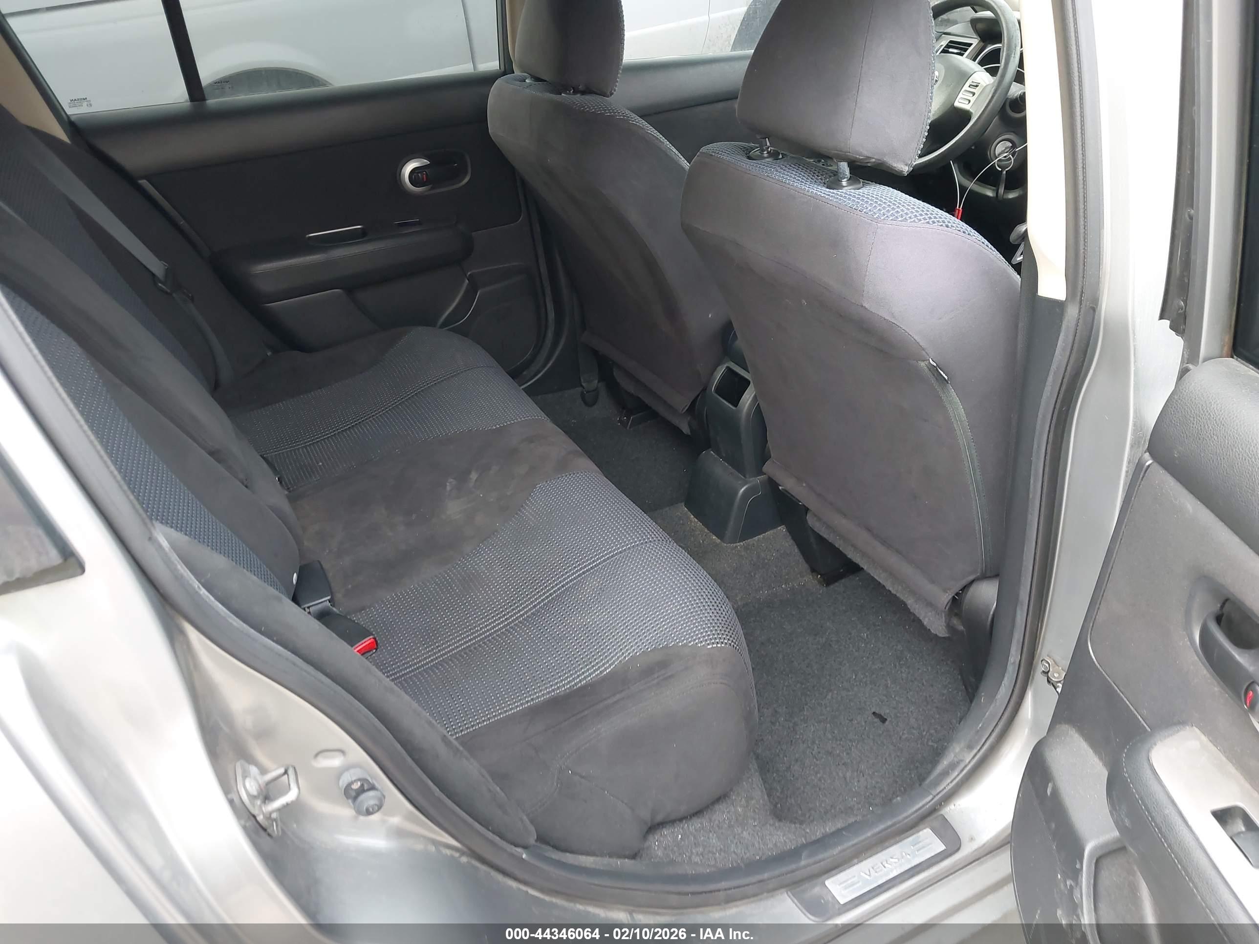 NISSAN VERSA image 8