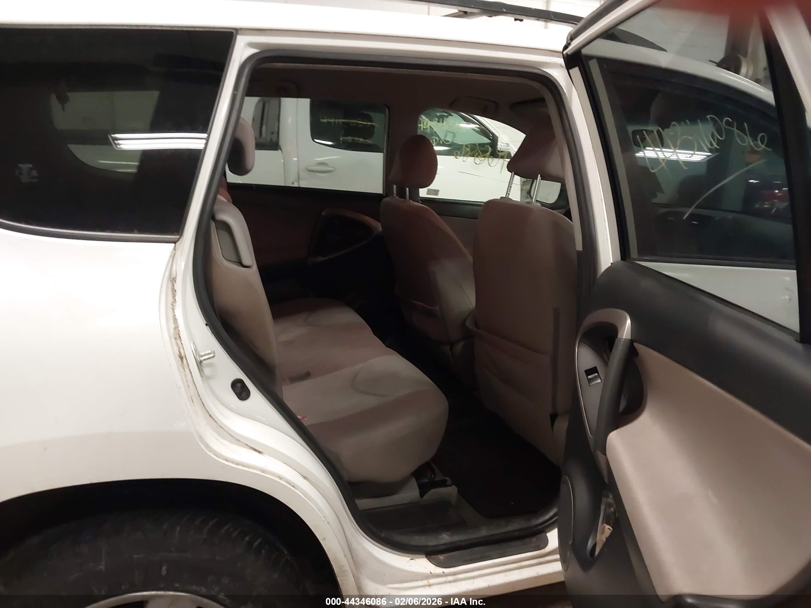 TOYOTA RAV4 image 8