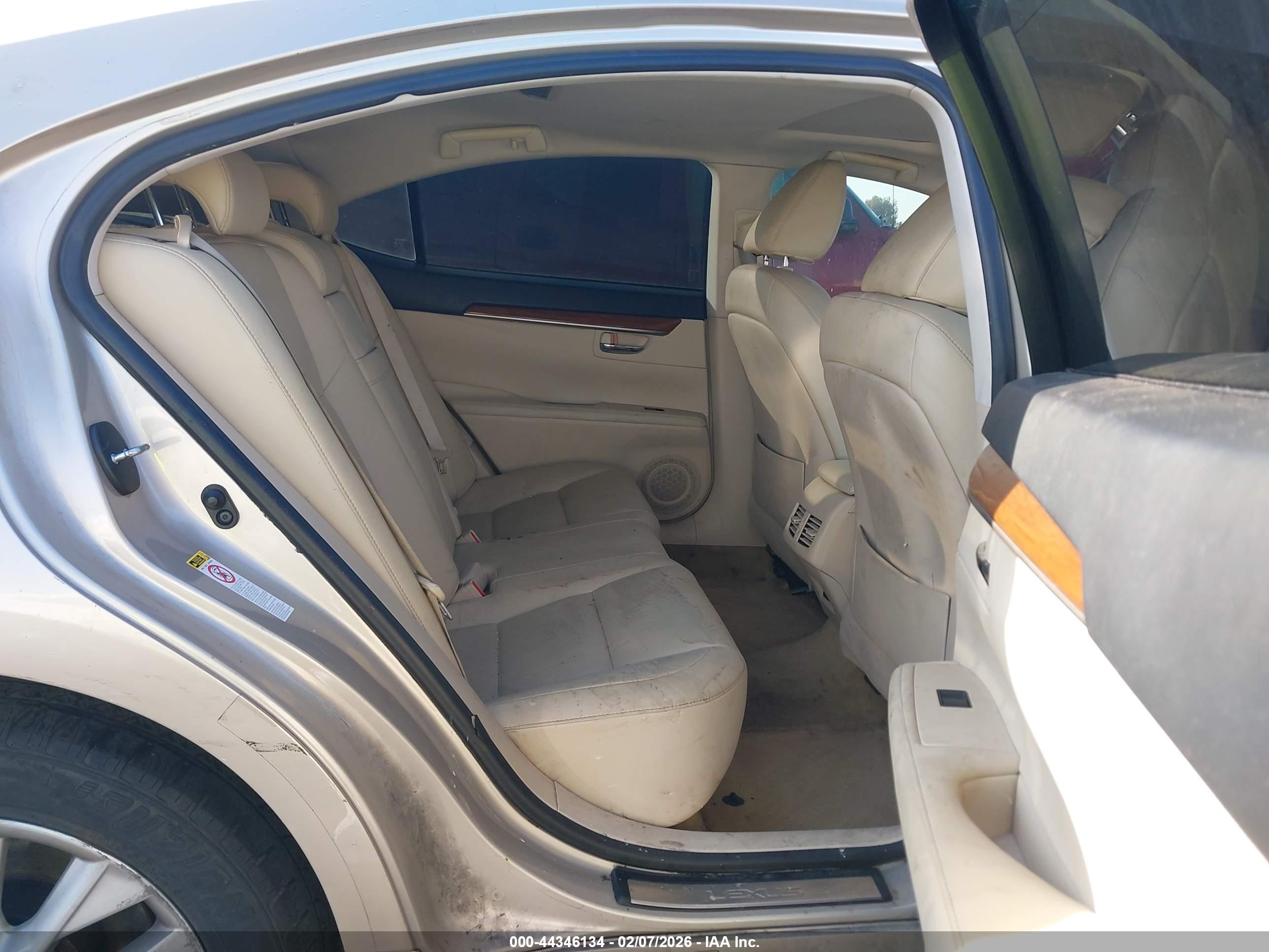 LEXUS ES image 8