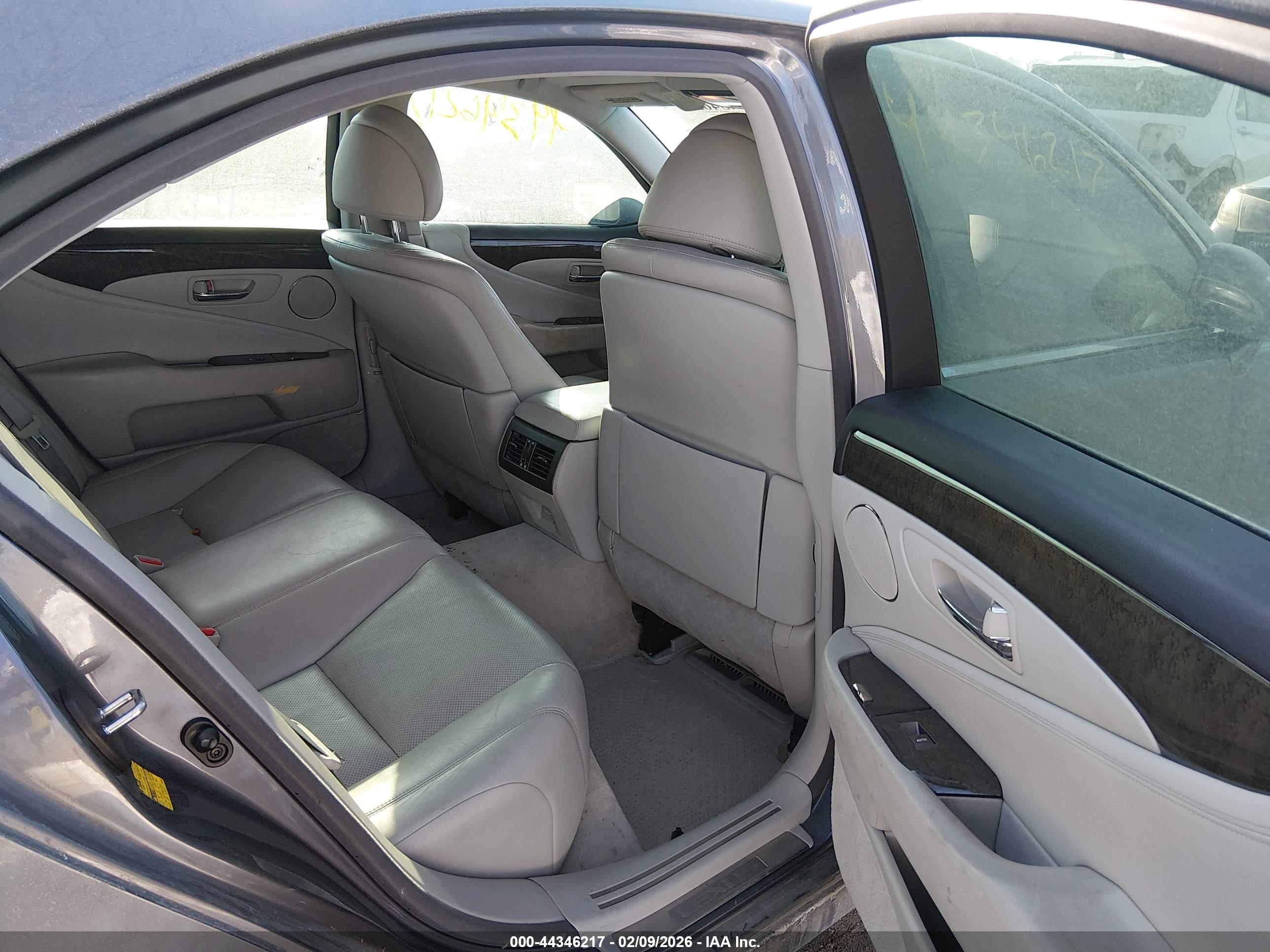 LEXUS LS image 8