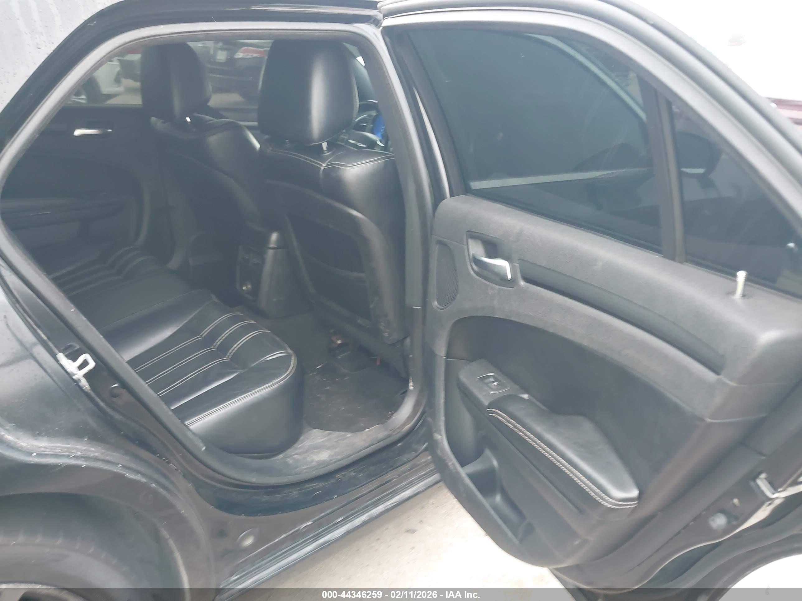 CHRYSLER 300 image 8