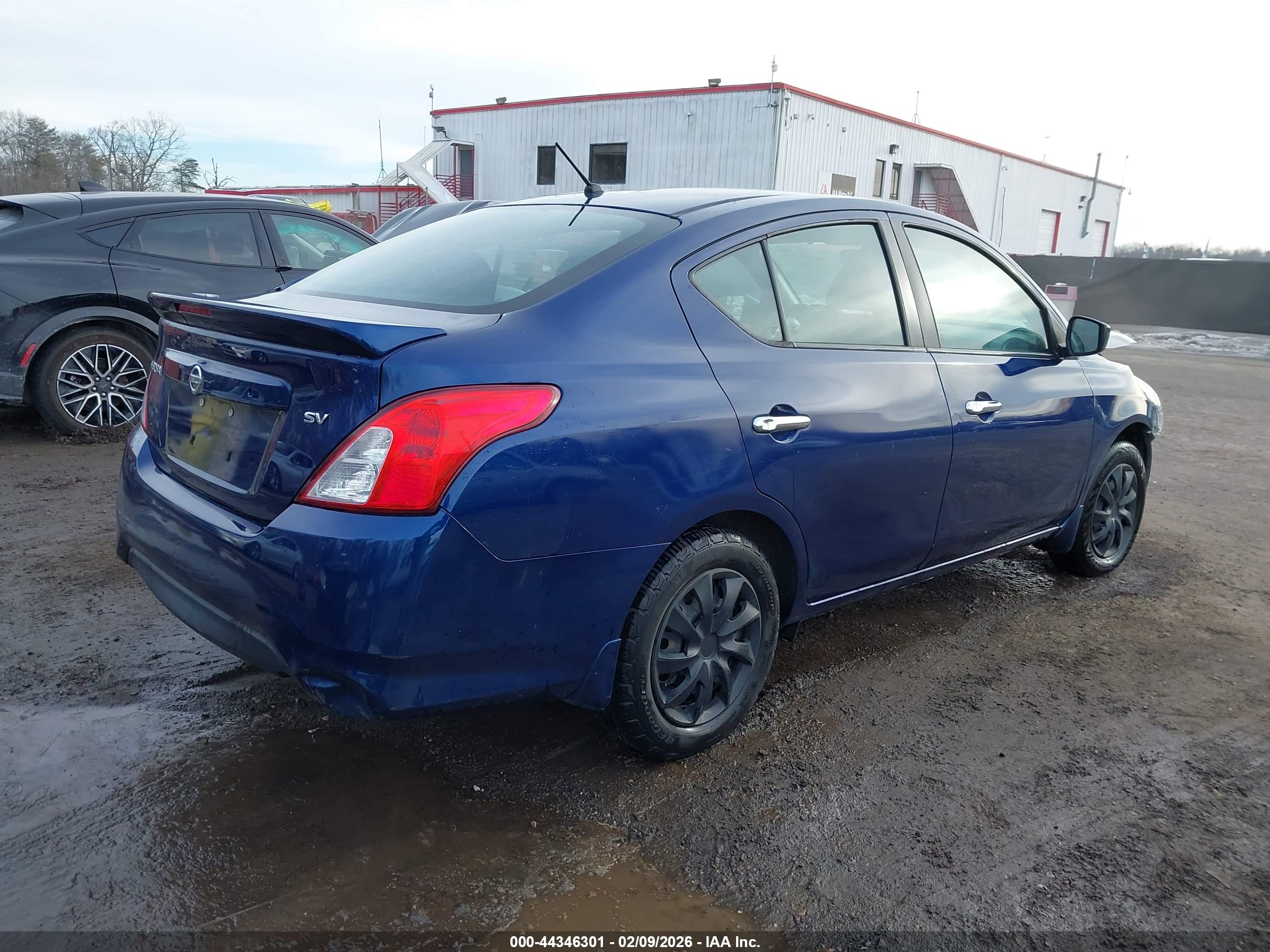 NISSAN VERSA image 4