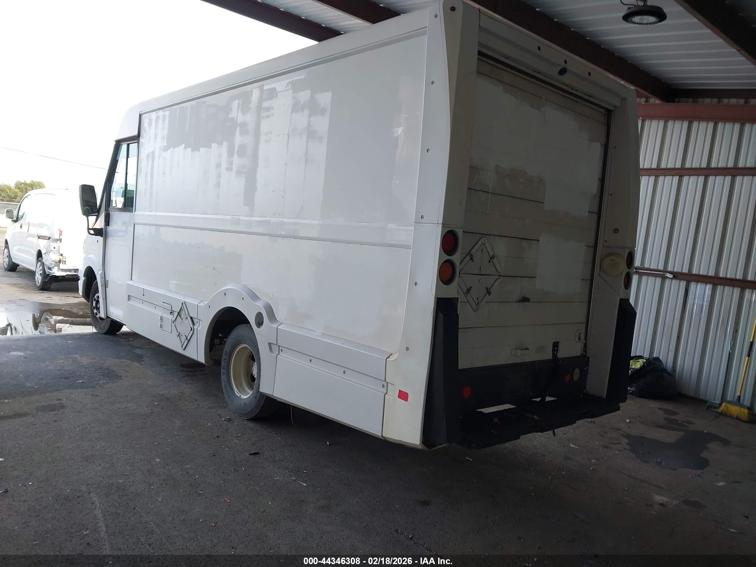 ISUZU NPR image 3