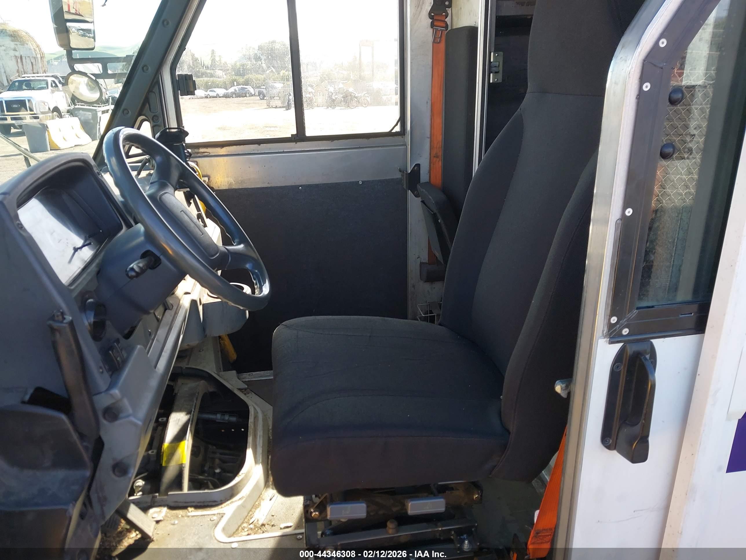 ISUZU NPR image 7