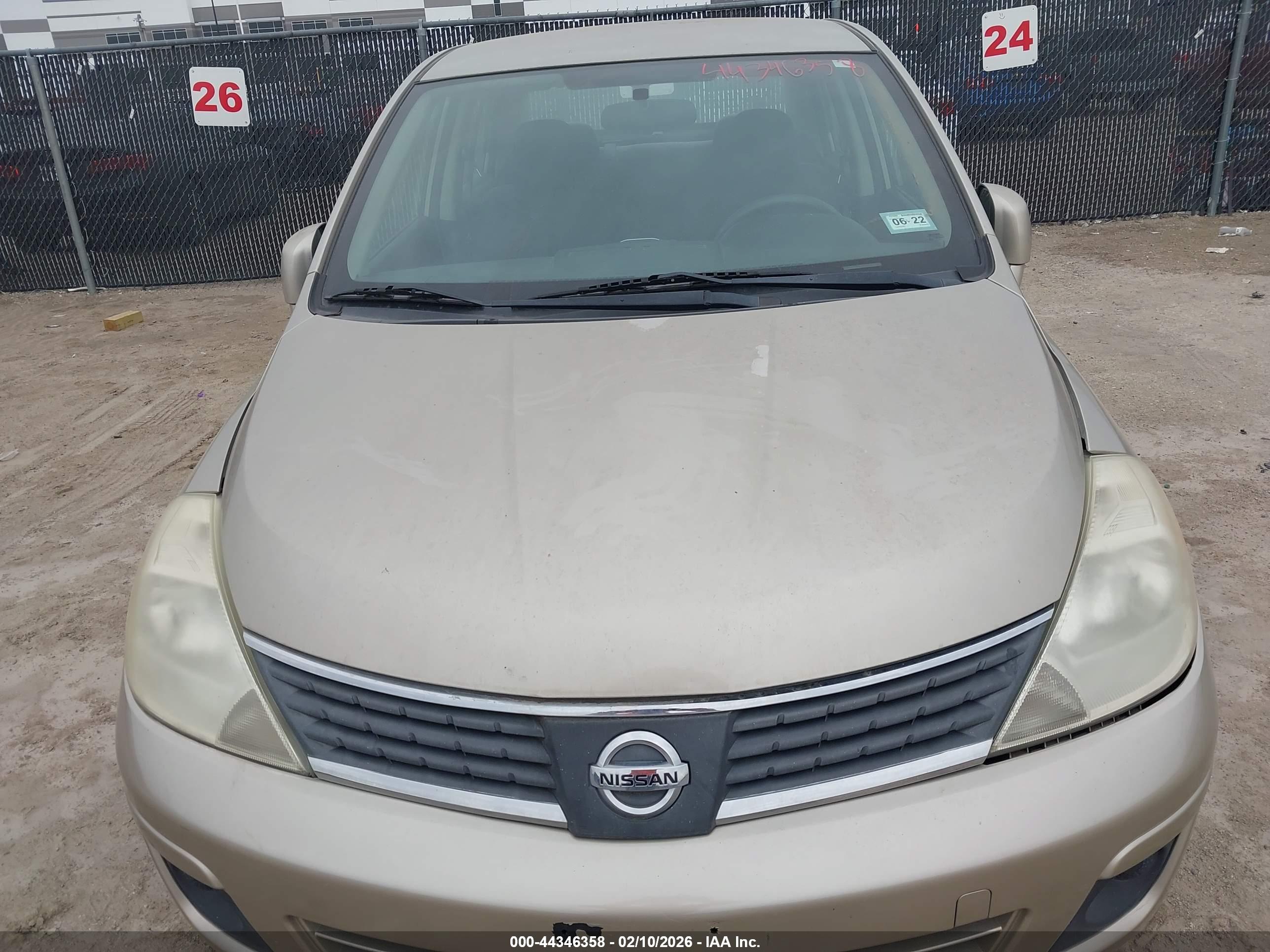 NISSAN VERSA image 6