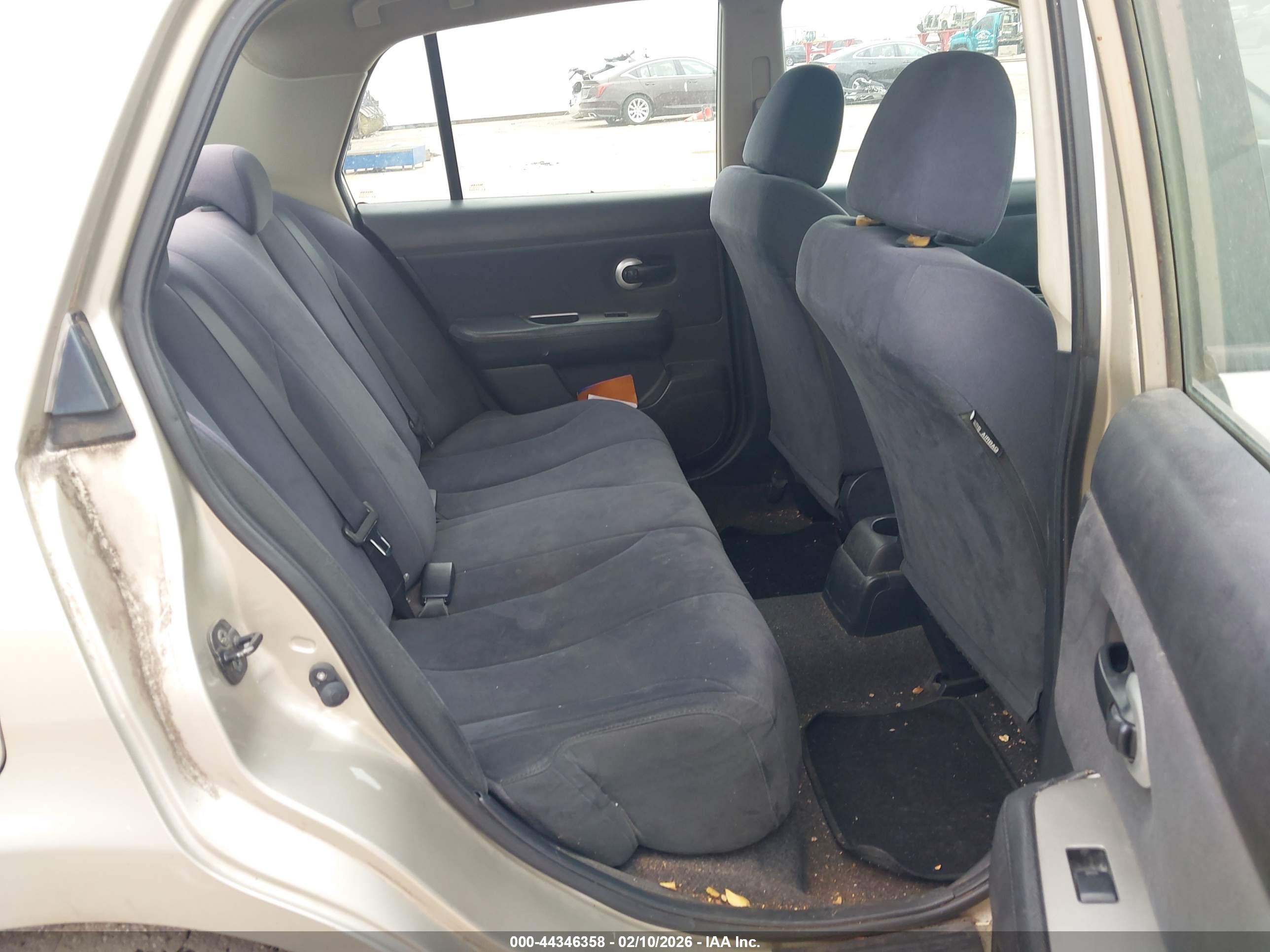 NISSAN VERSA image 8