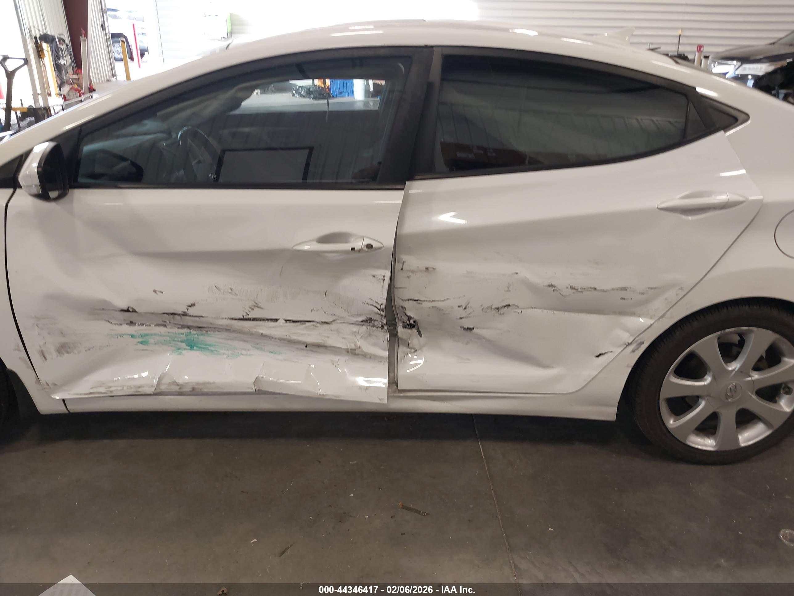 HYUNDAI ELANTRA image 6