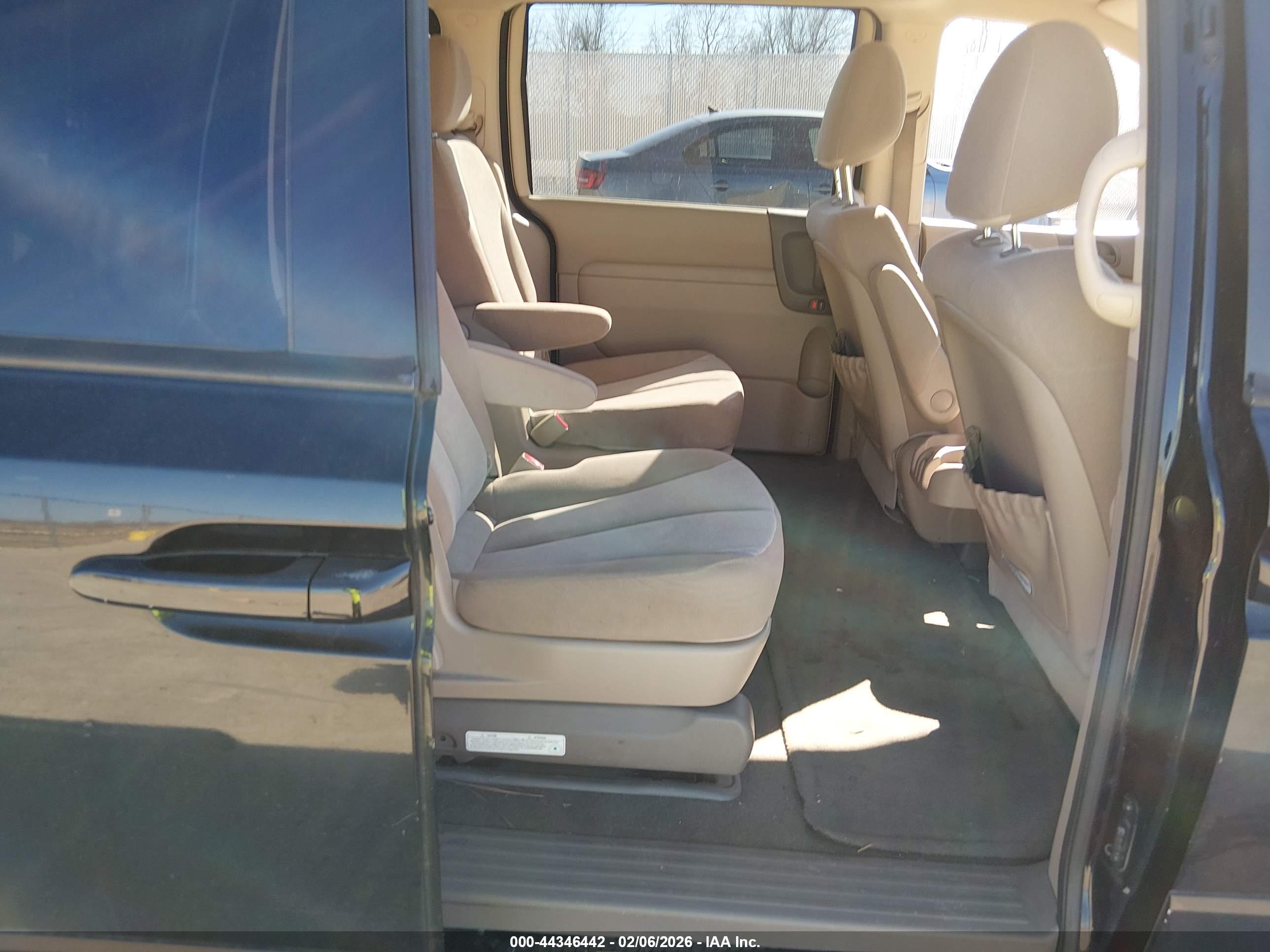 KIA SEDONA image 8