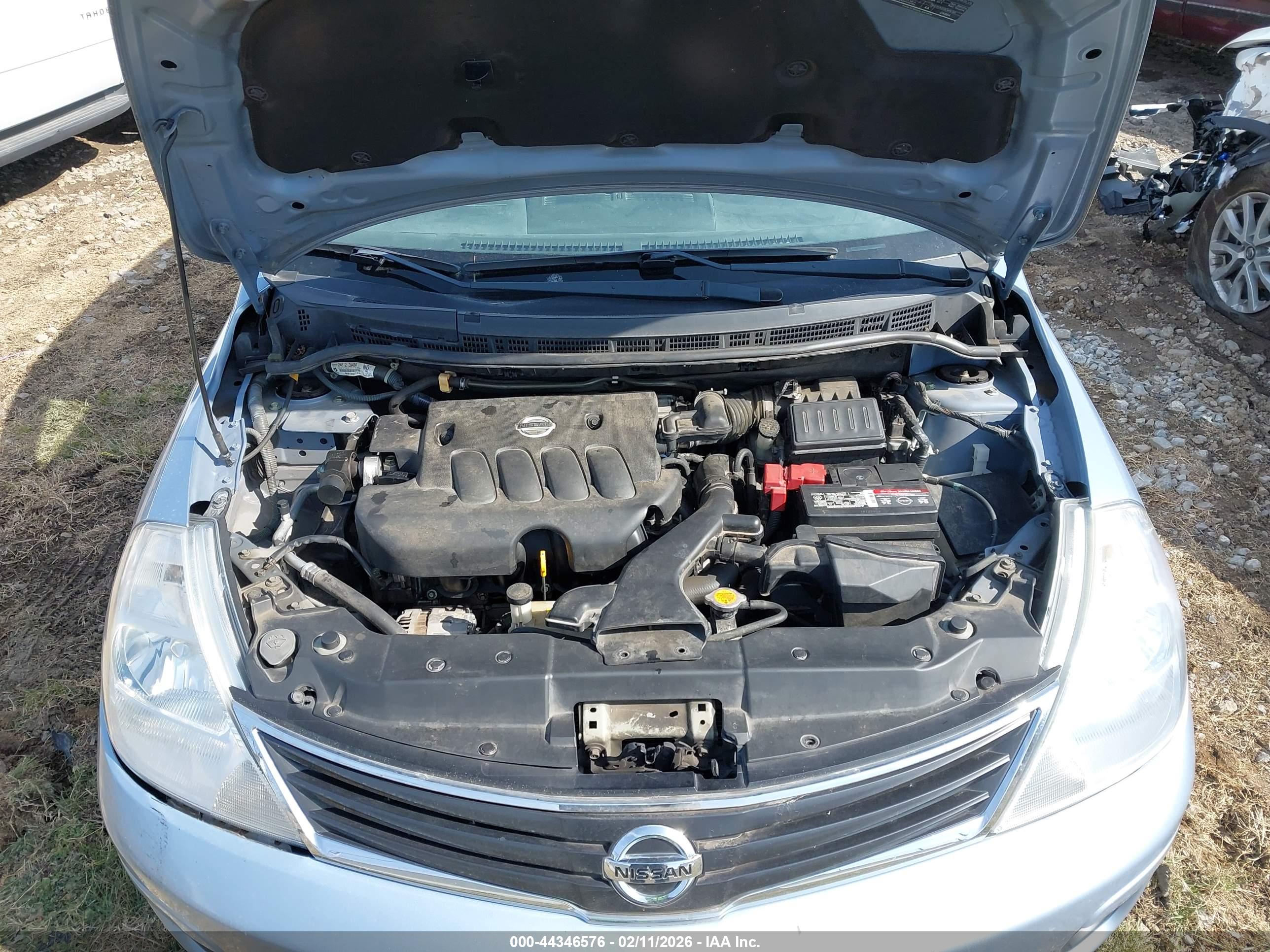 NISSAN VERSA image 10