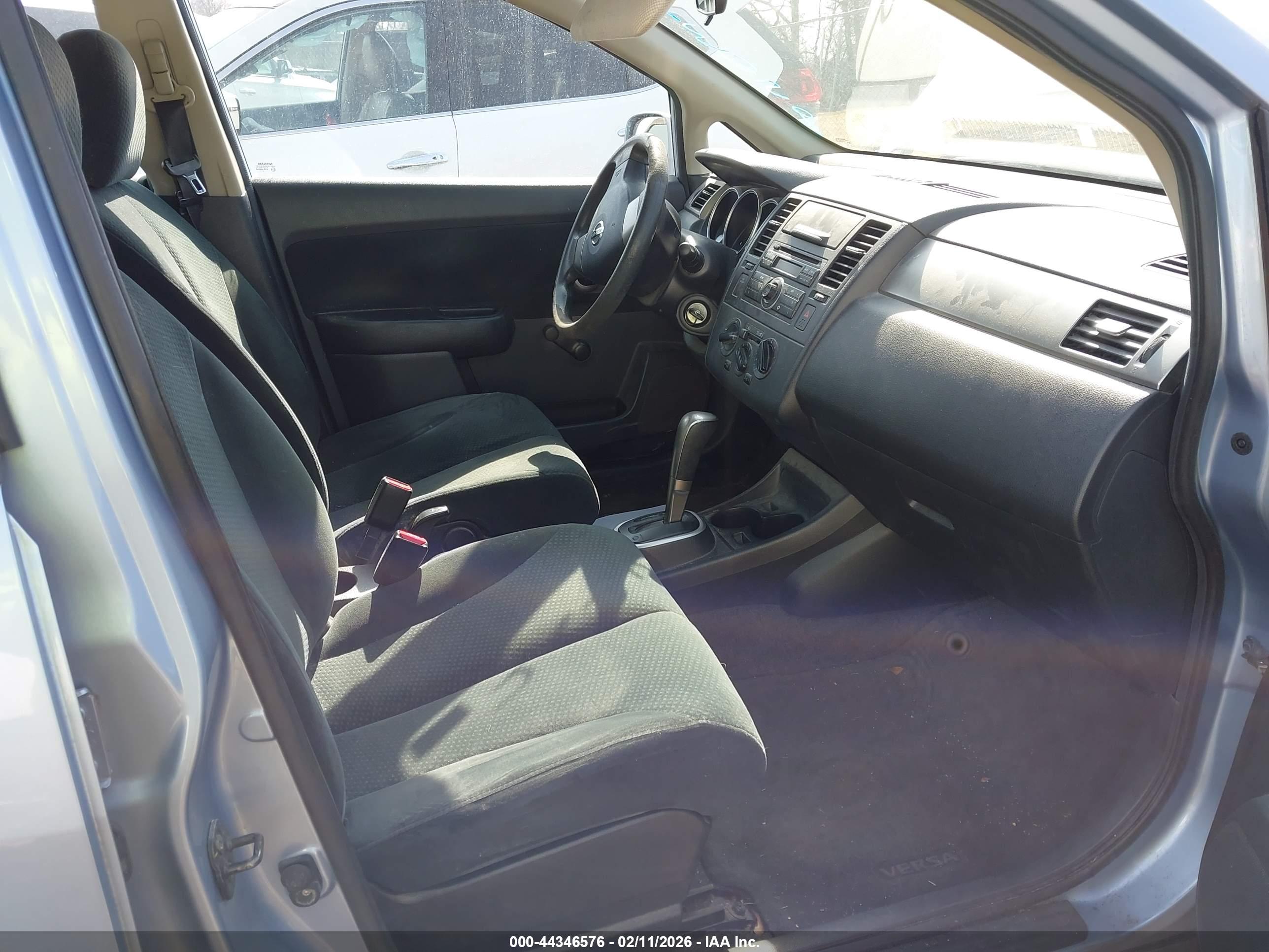 NISSAN VERSA image 5