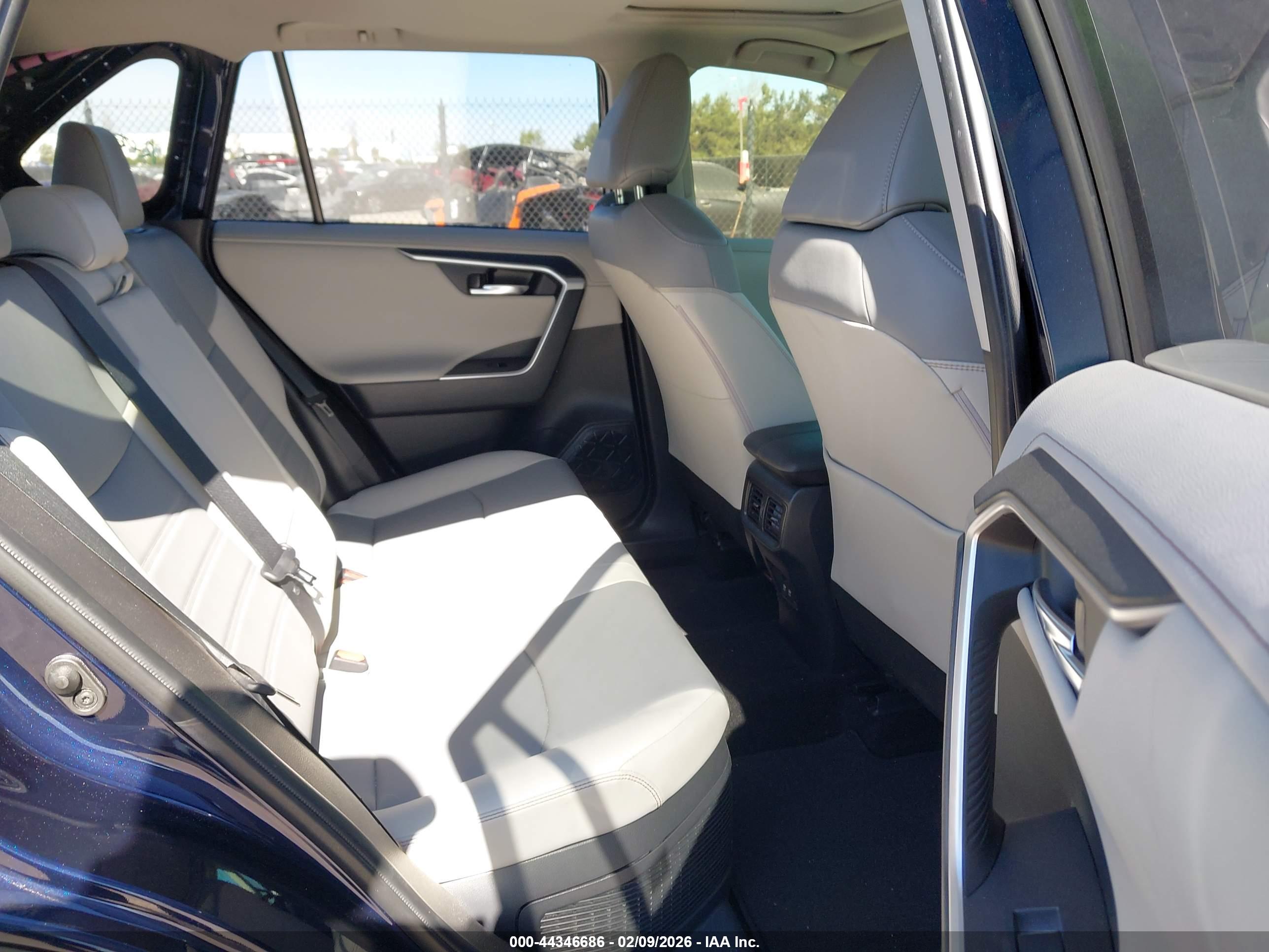 TOYOTA RAV4 image 8