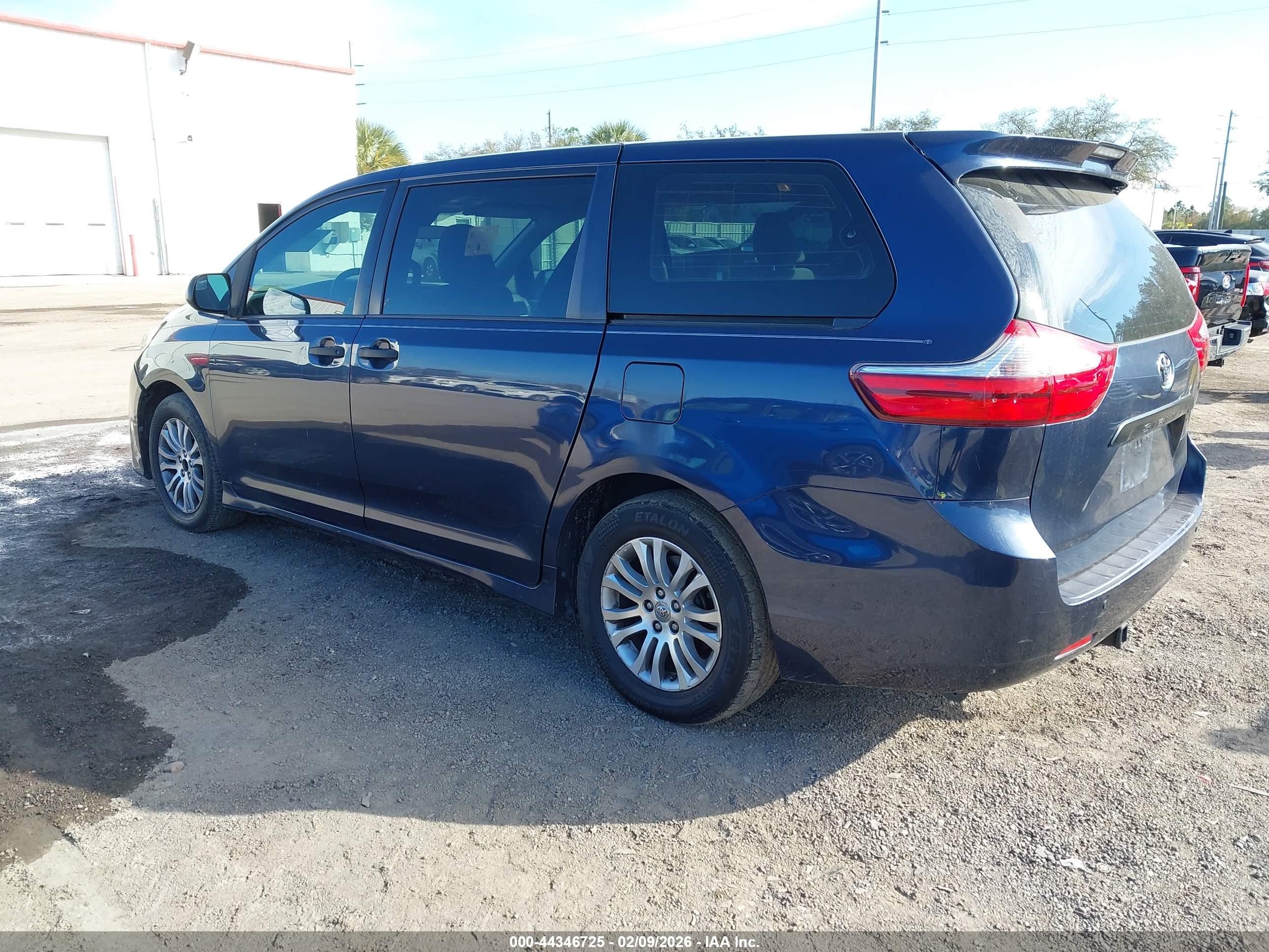 TOYOTA SIENNA image 3