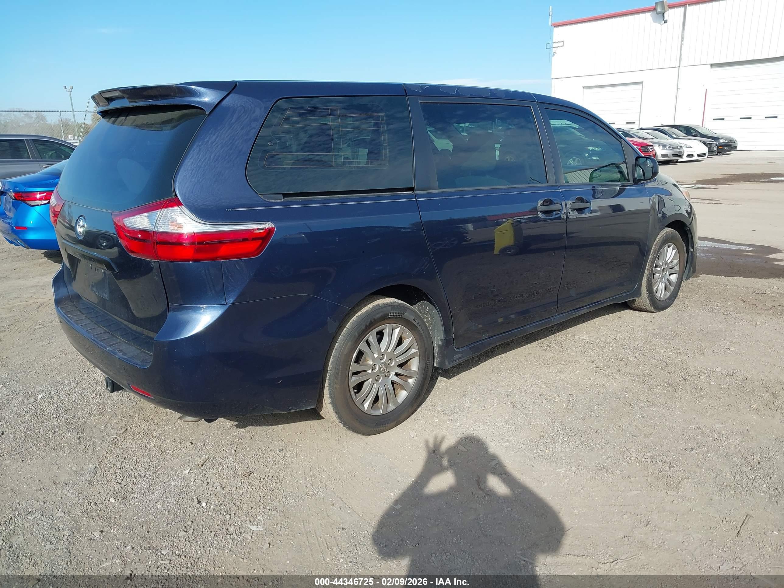 TOYOTA SIENNA image 4