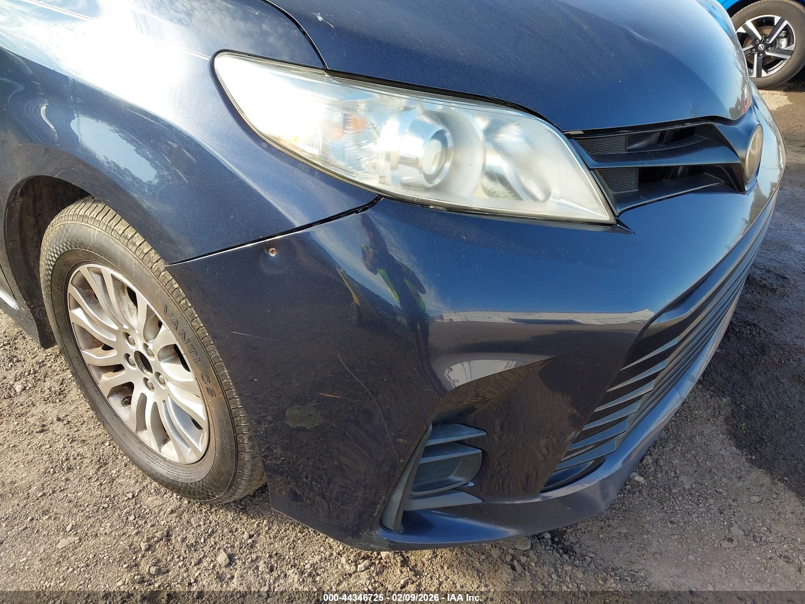 TOYOTA SIENNA image 6