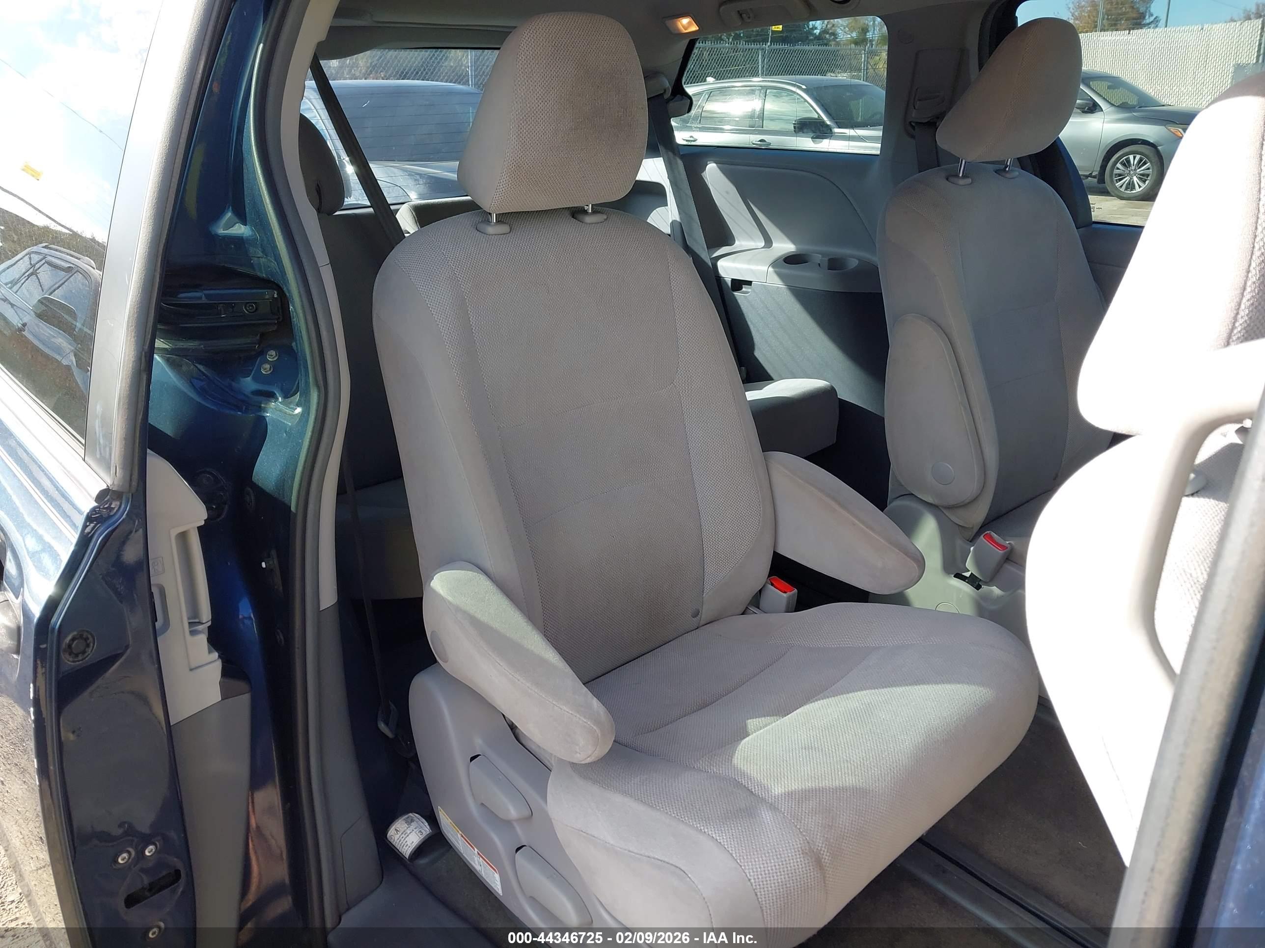 TOYOTA SIENNA image 8