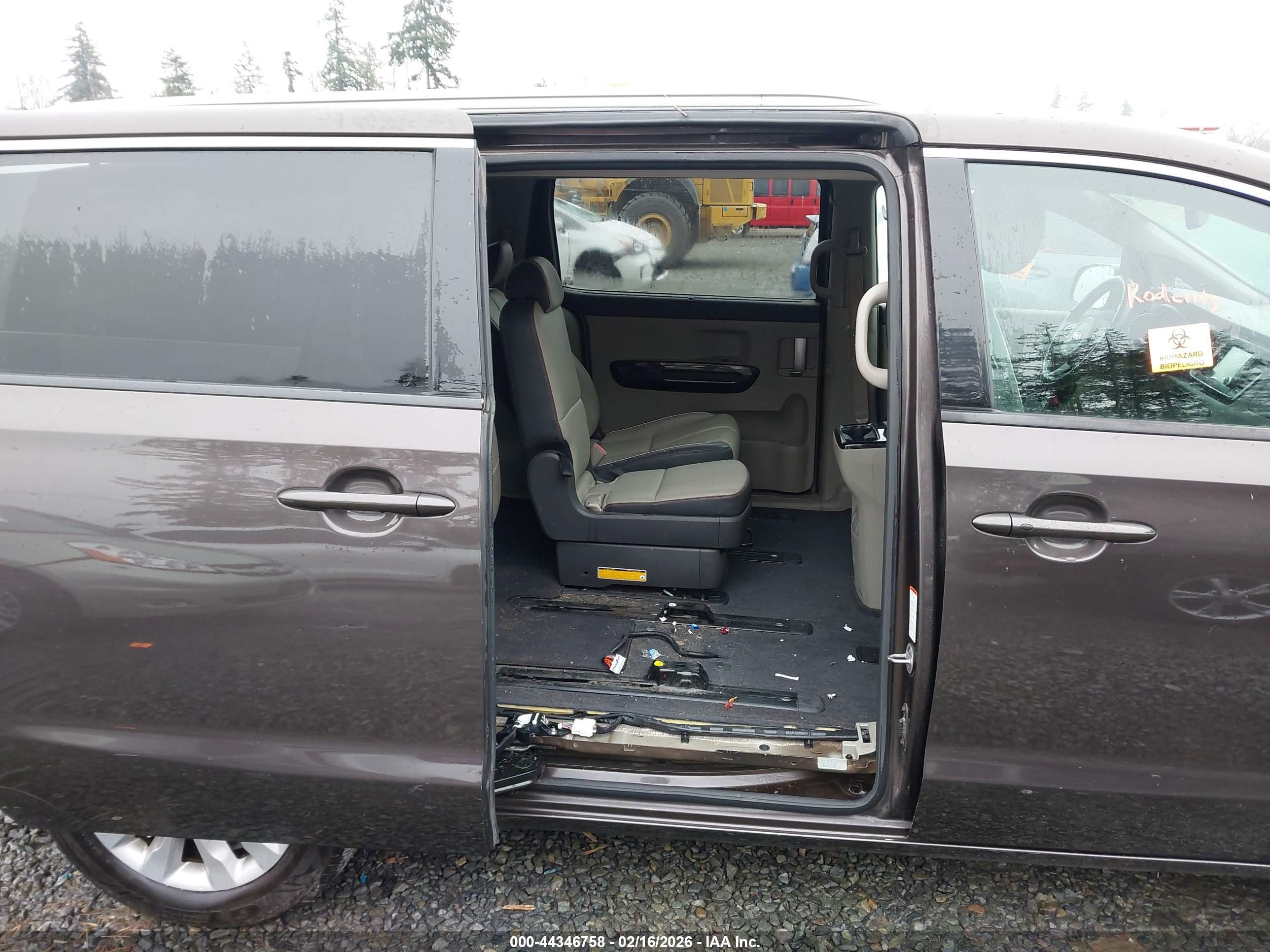 KIA SEDONA image 8