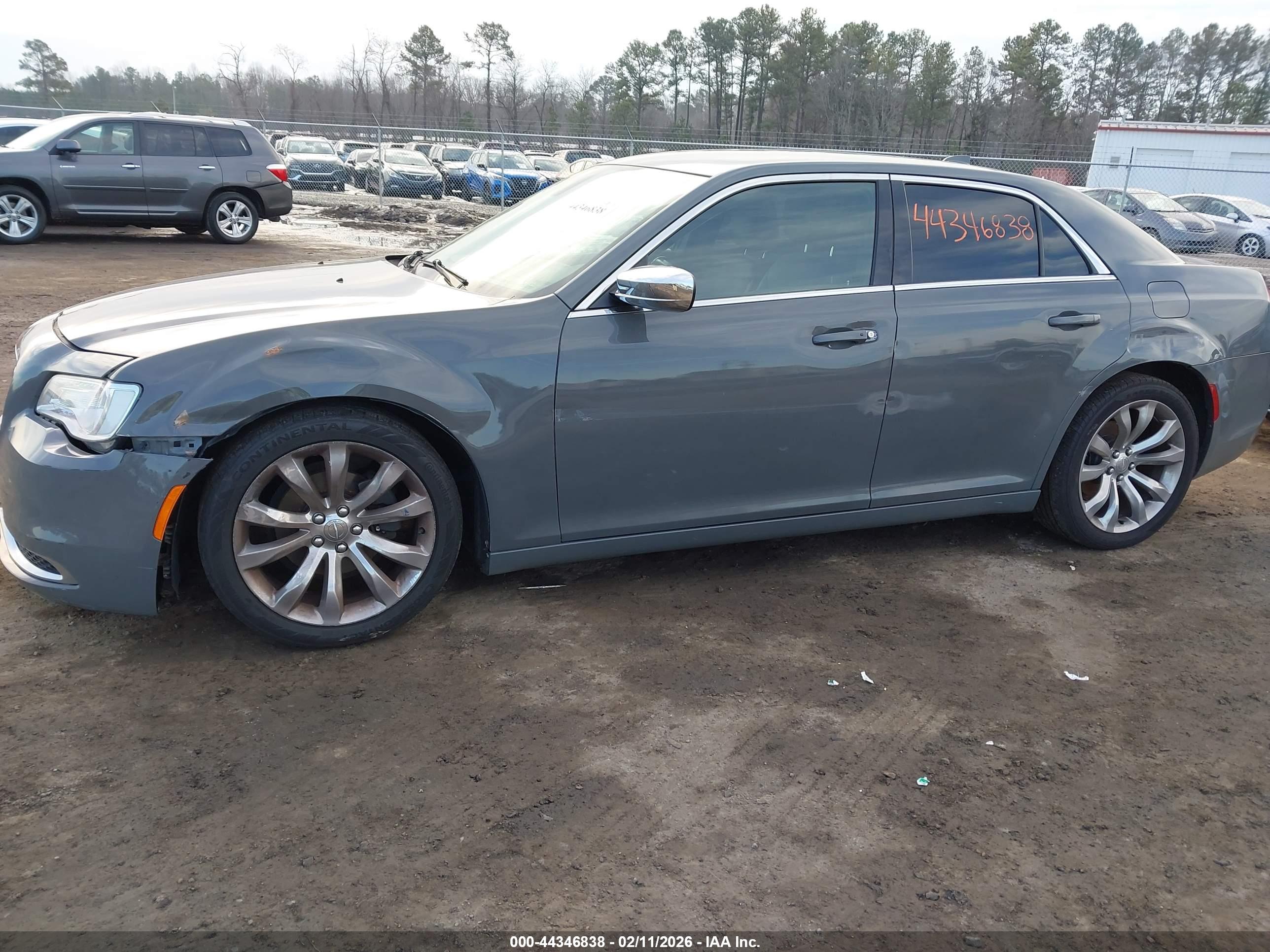 CHRYSLER 300 image 6