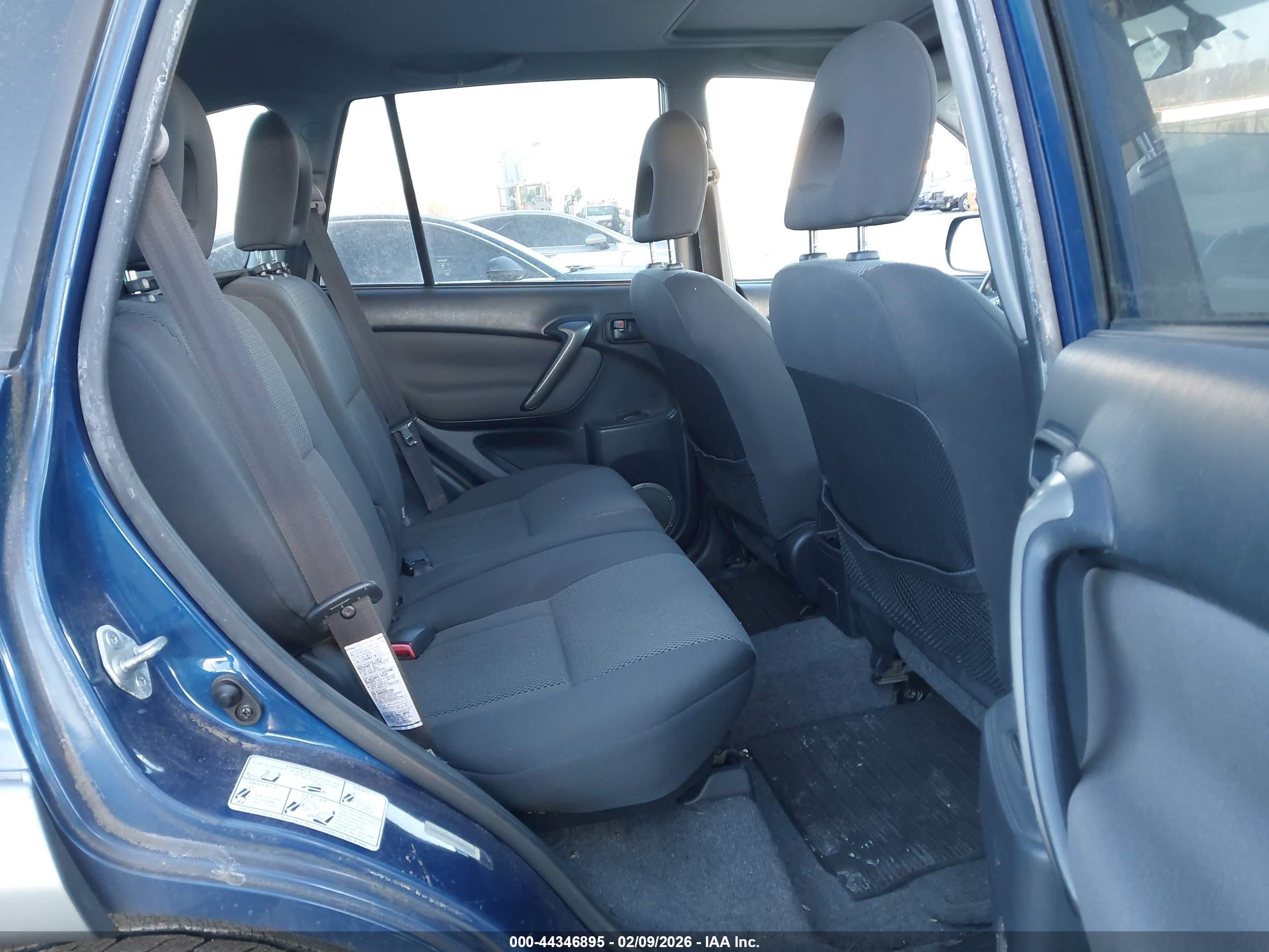 TOYOTA RAV4 image 8