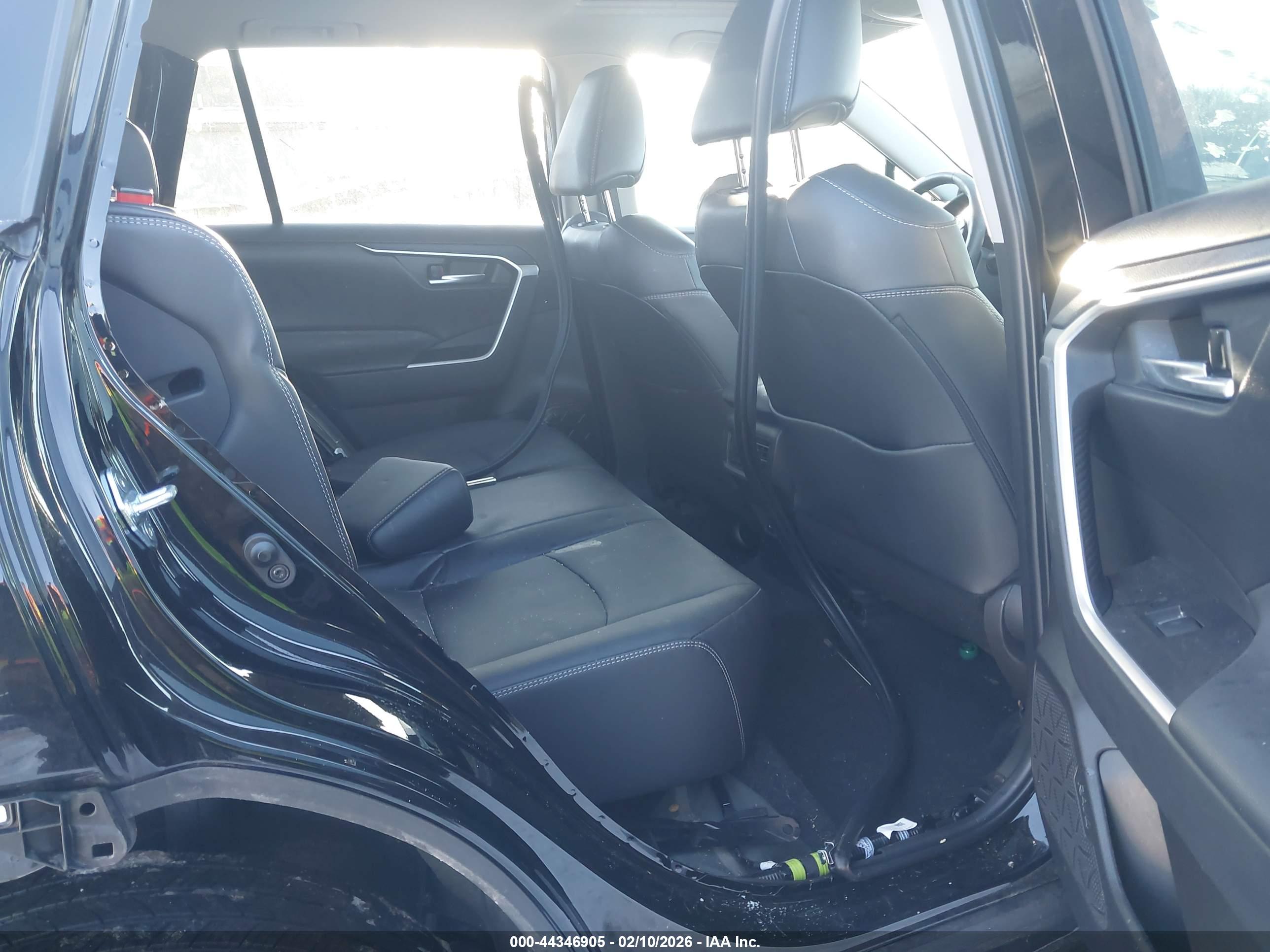 TOYOTA RAV4 image 8