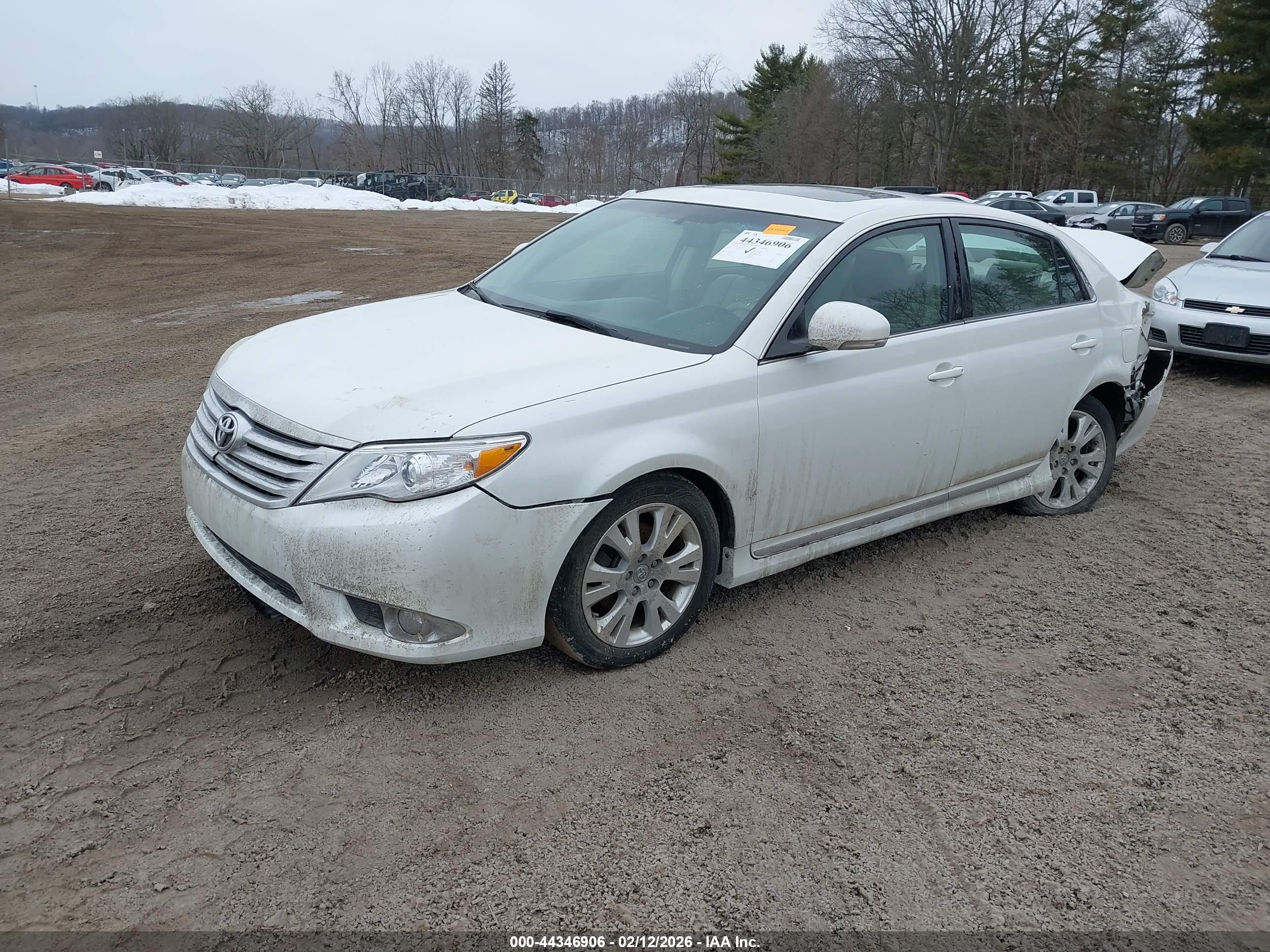 TOYOTA AVALON image 2