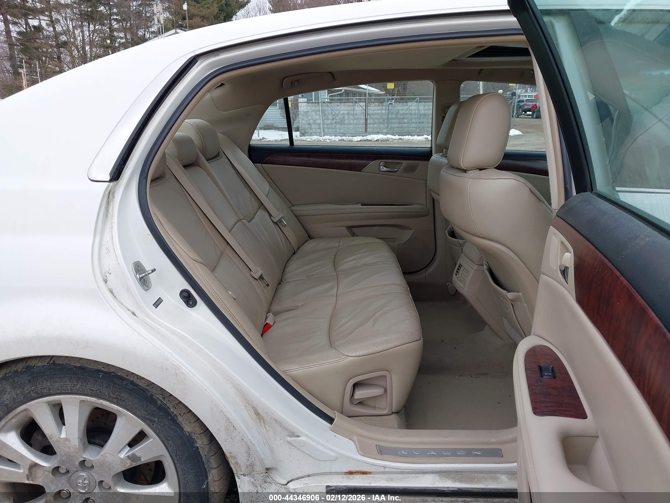 TOYOTA AVALON image 8