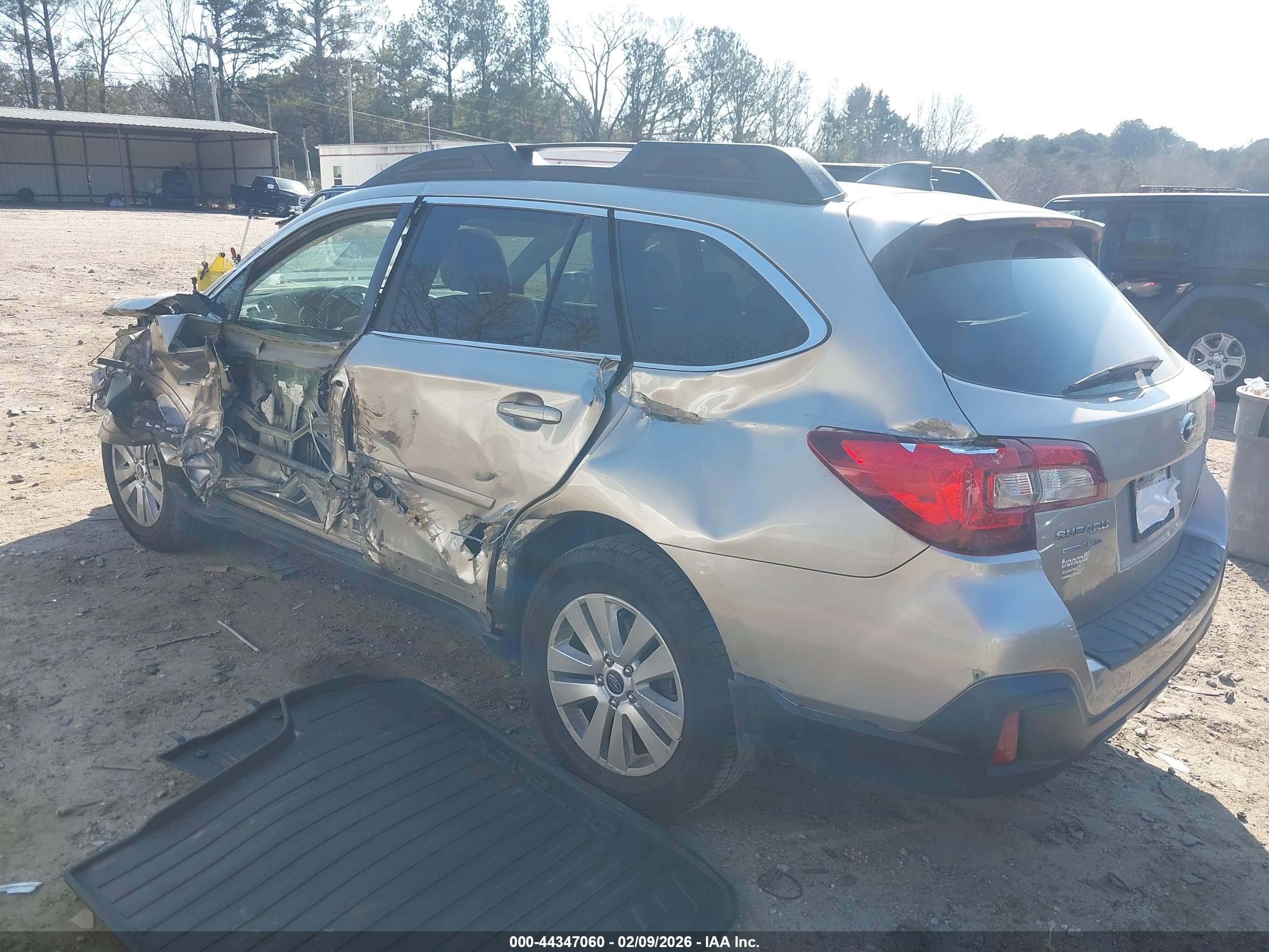 SUBARU OUTBACK image 3
