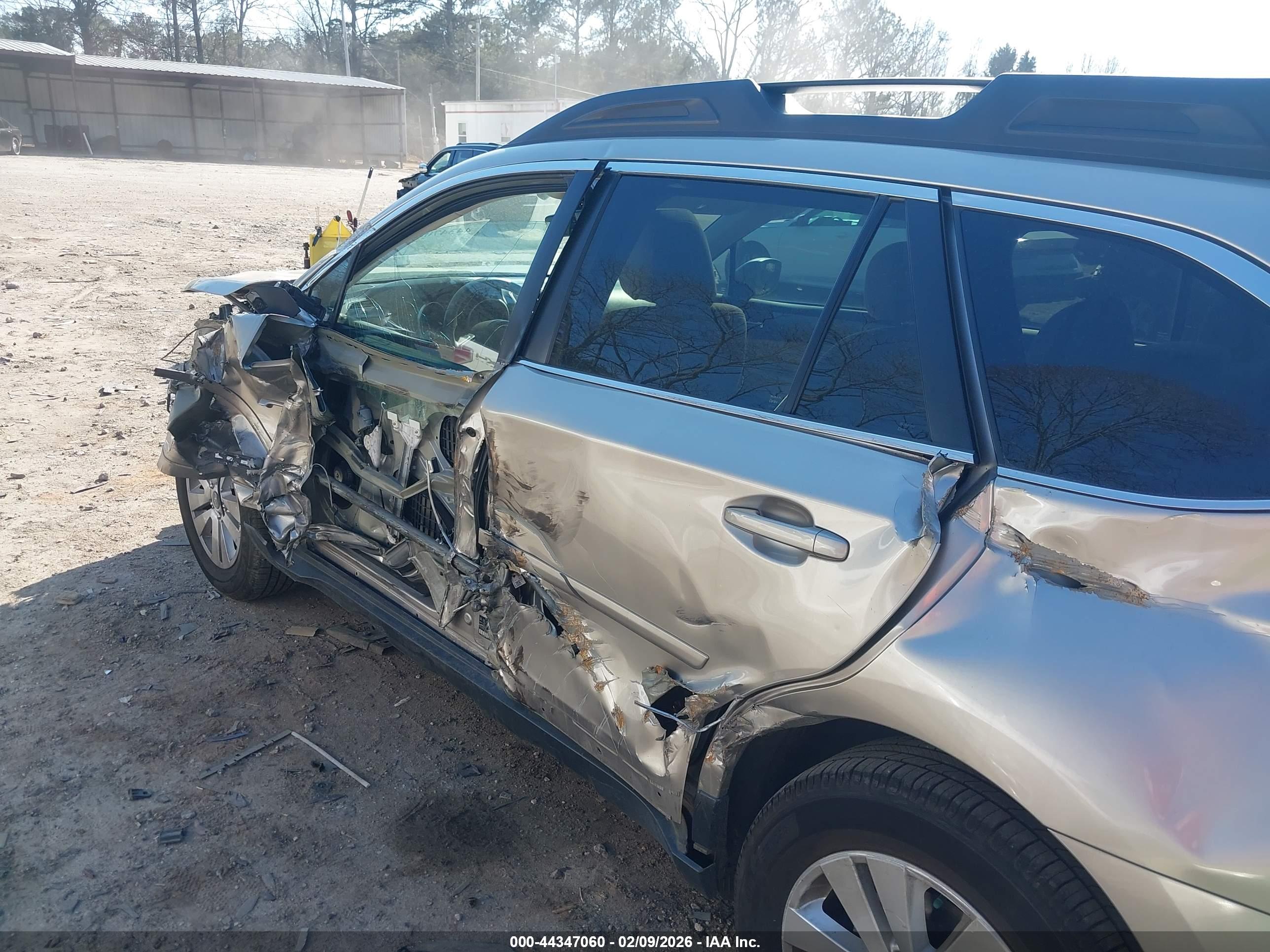 SUBARU OUTBACK image 6