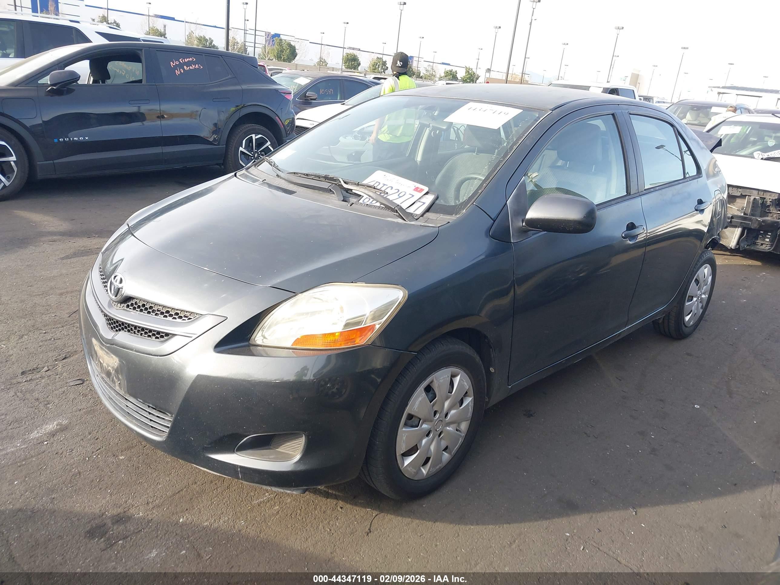 TOYOTA YARIS image 2