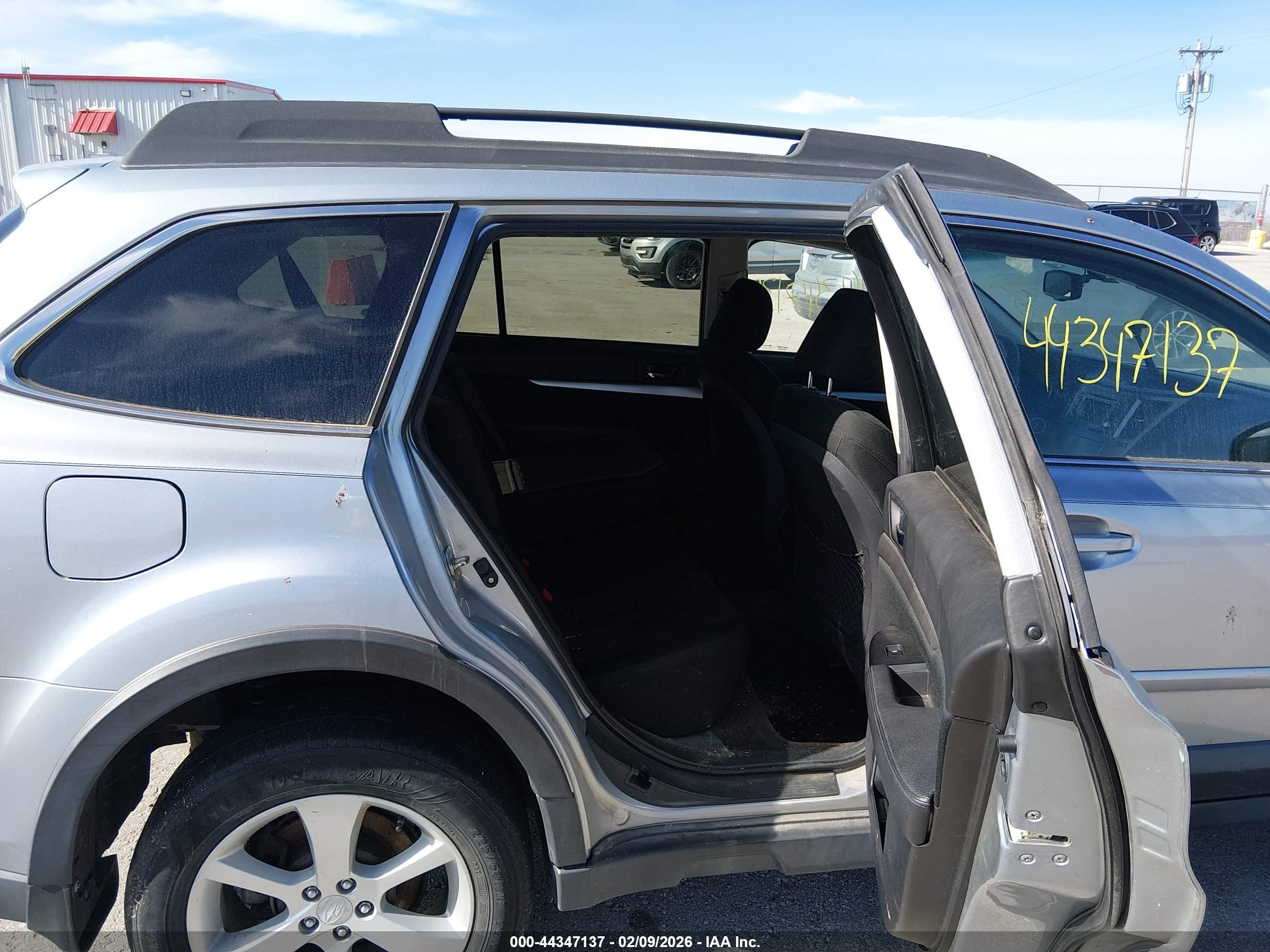 SUBARU OUTBACK image 8