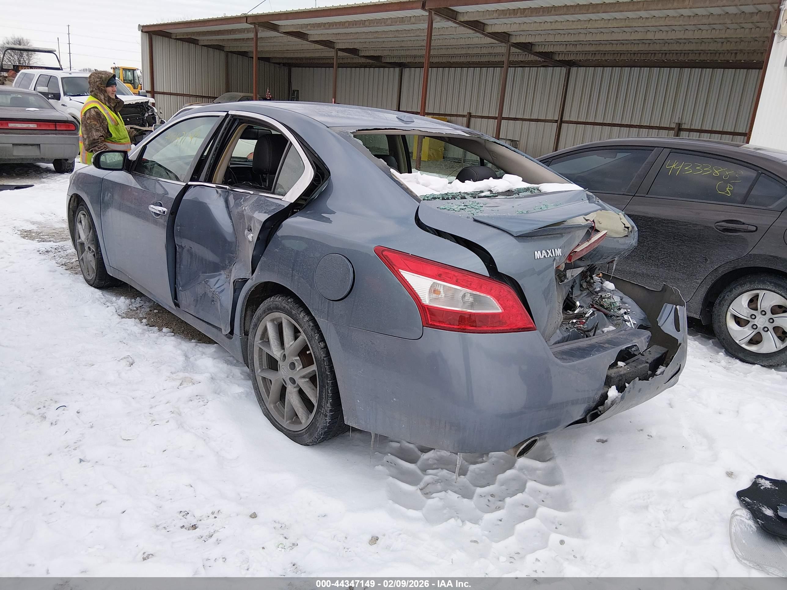 NISSAN MAXIMA image 3