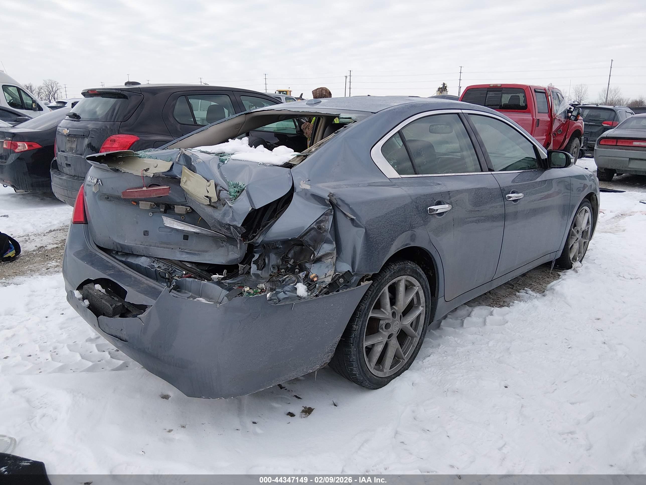 NISSAN MAXIMA image 4