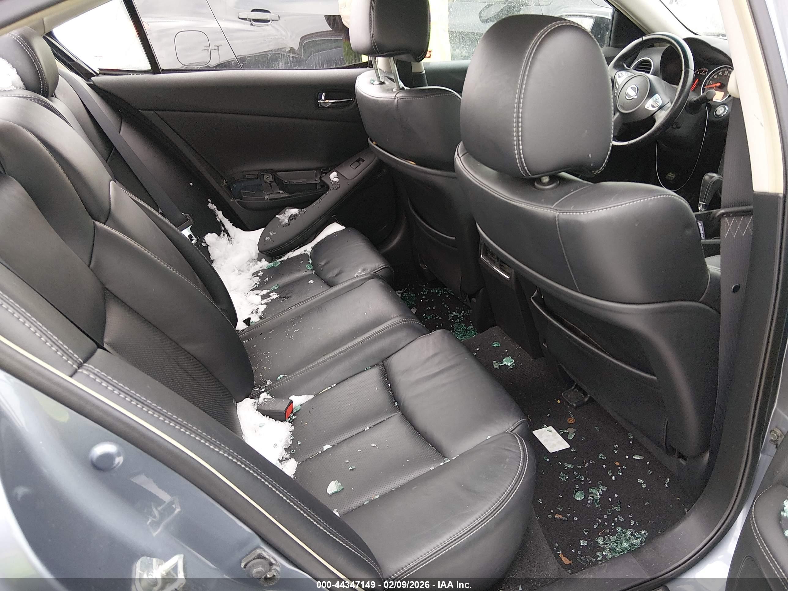 NISSAN MAXIMA image 8